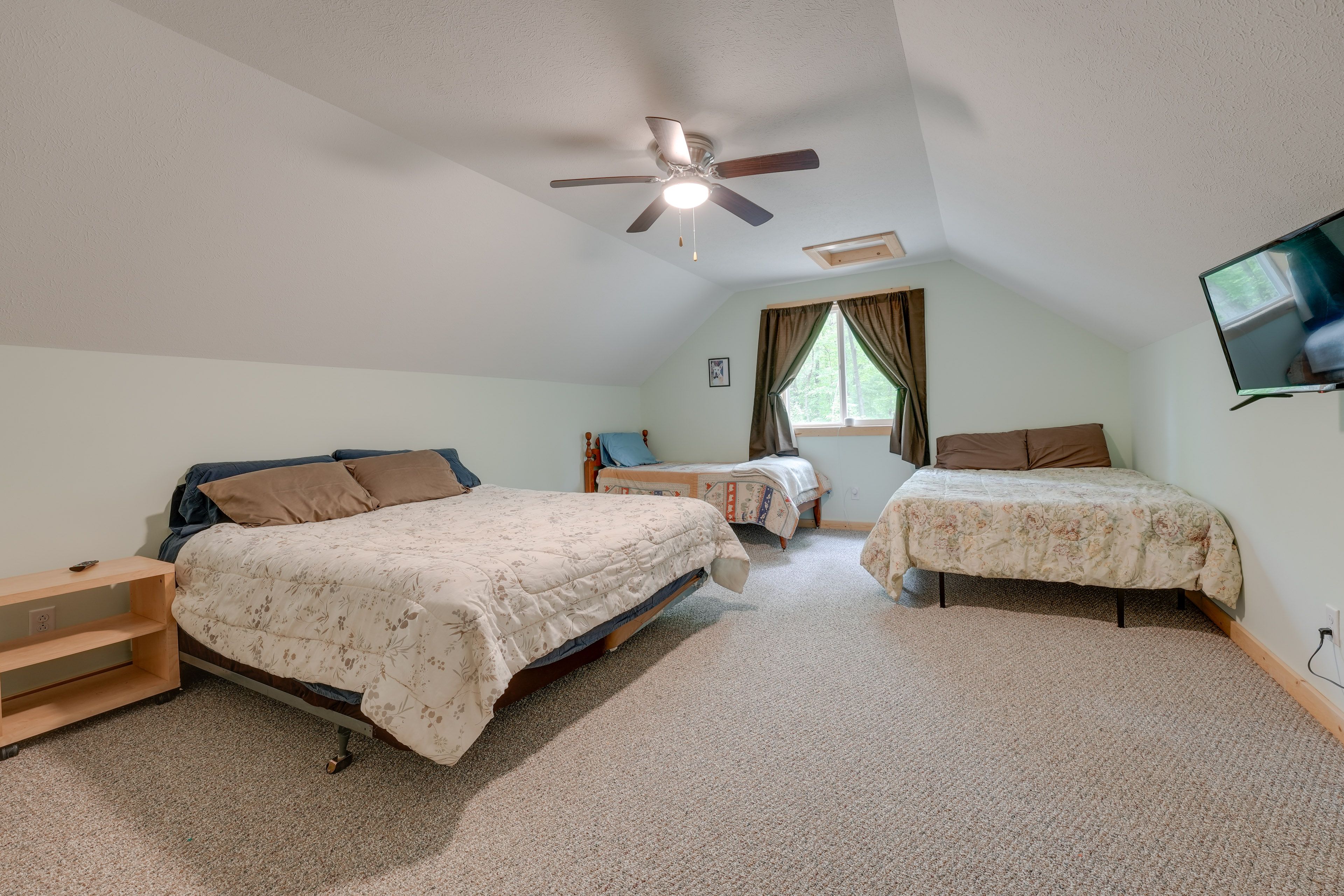Bedroom 7 (Roadhouse) | King Bed | Queen Bed | Twin Bed