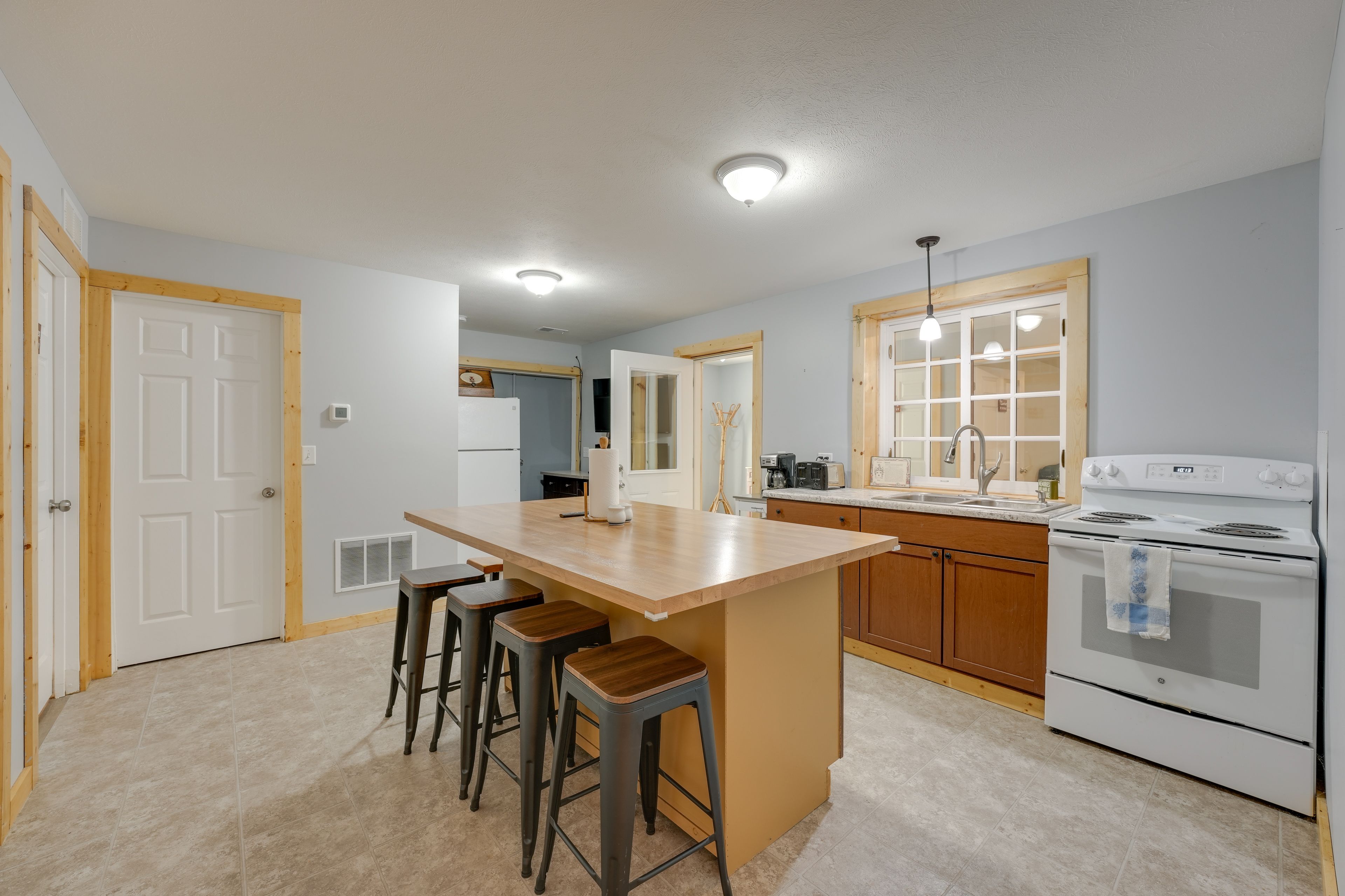 Roadhouse | Kitchen | Trash Bags & Paper Towels Provided