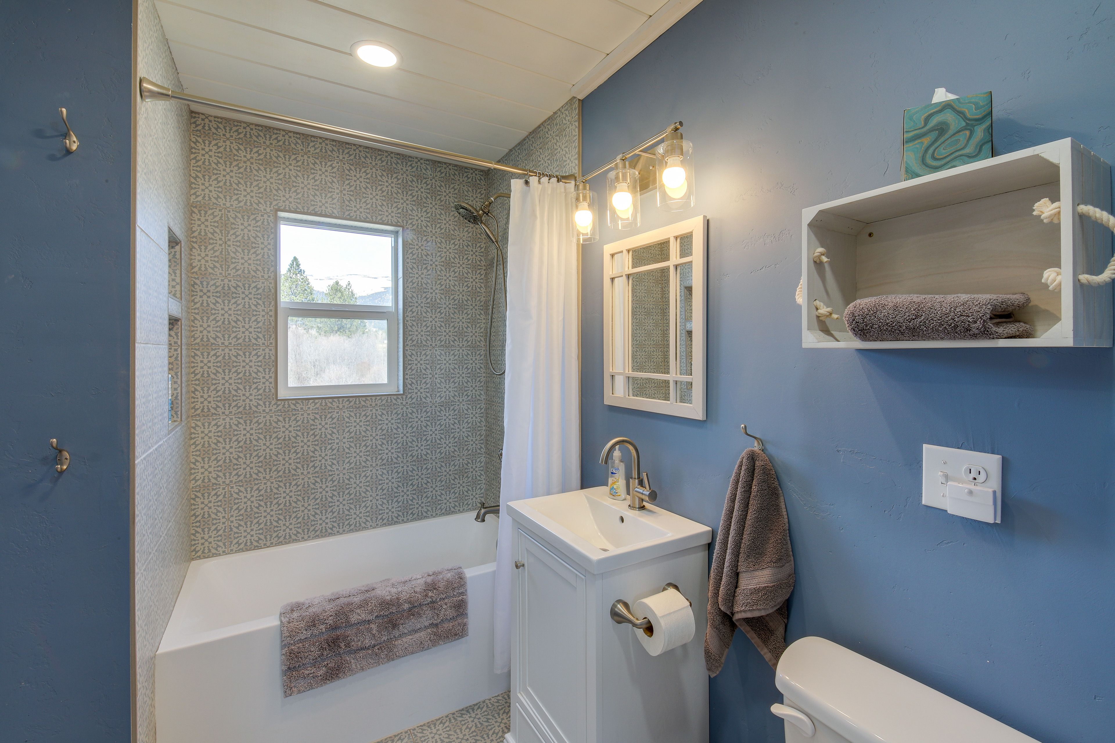Full Bathroom | 1st Floor | Towels Provided