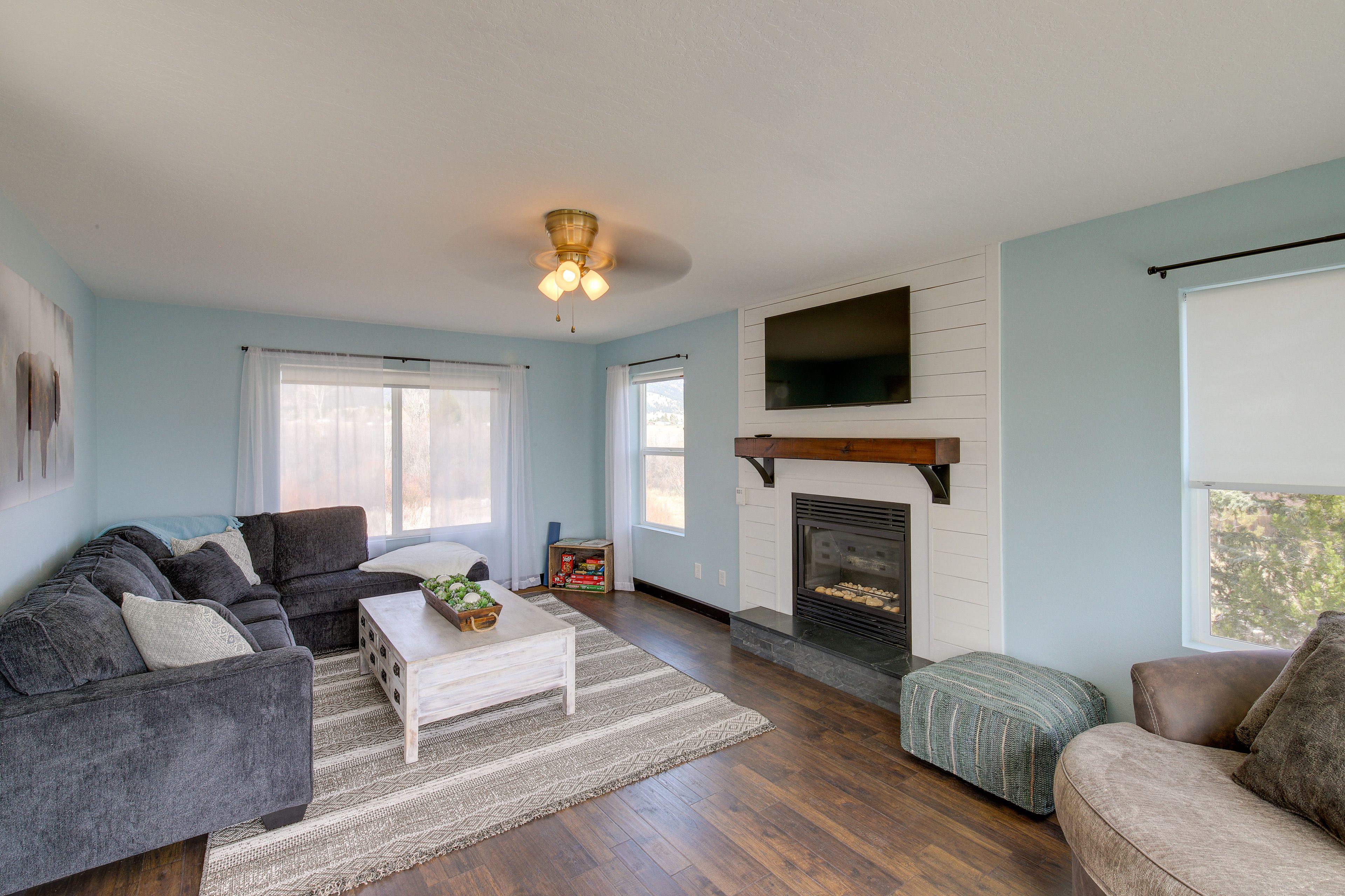 Living Room | 1st Floor | Board Games | Smart TV | Fireplace