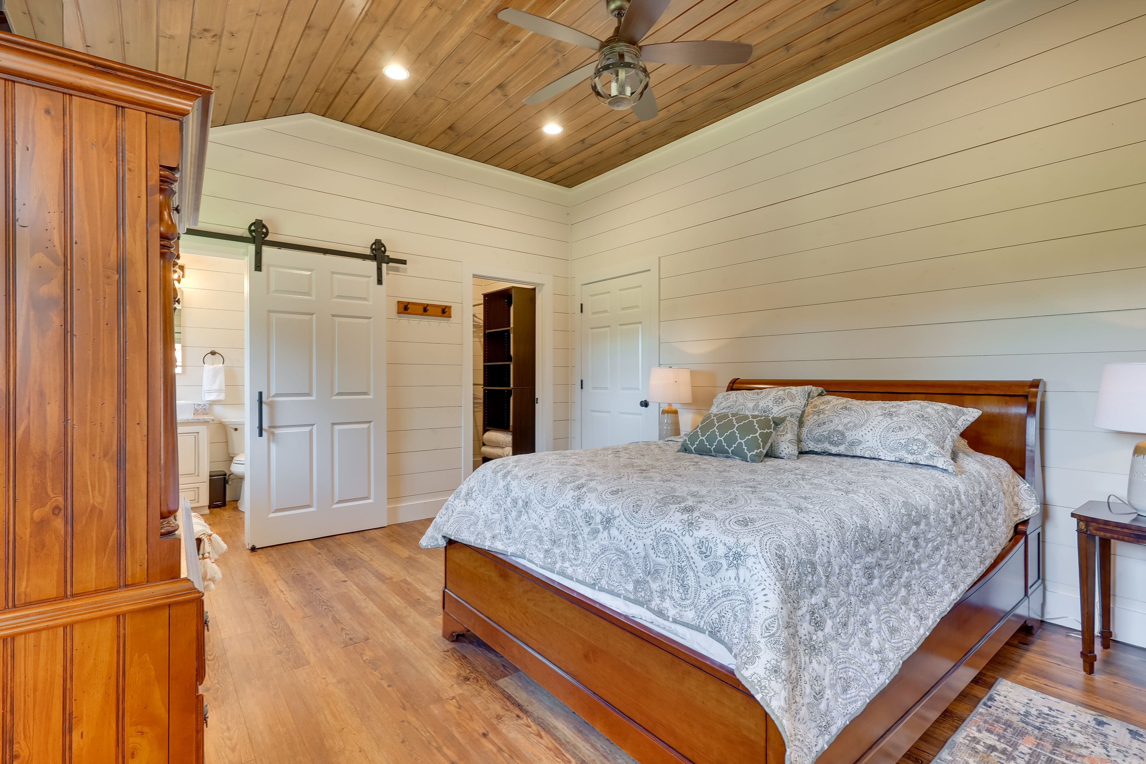 Bedroom 2 | Queen Bed | TV | En-Suite Bathroom