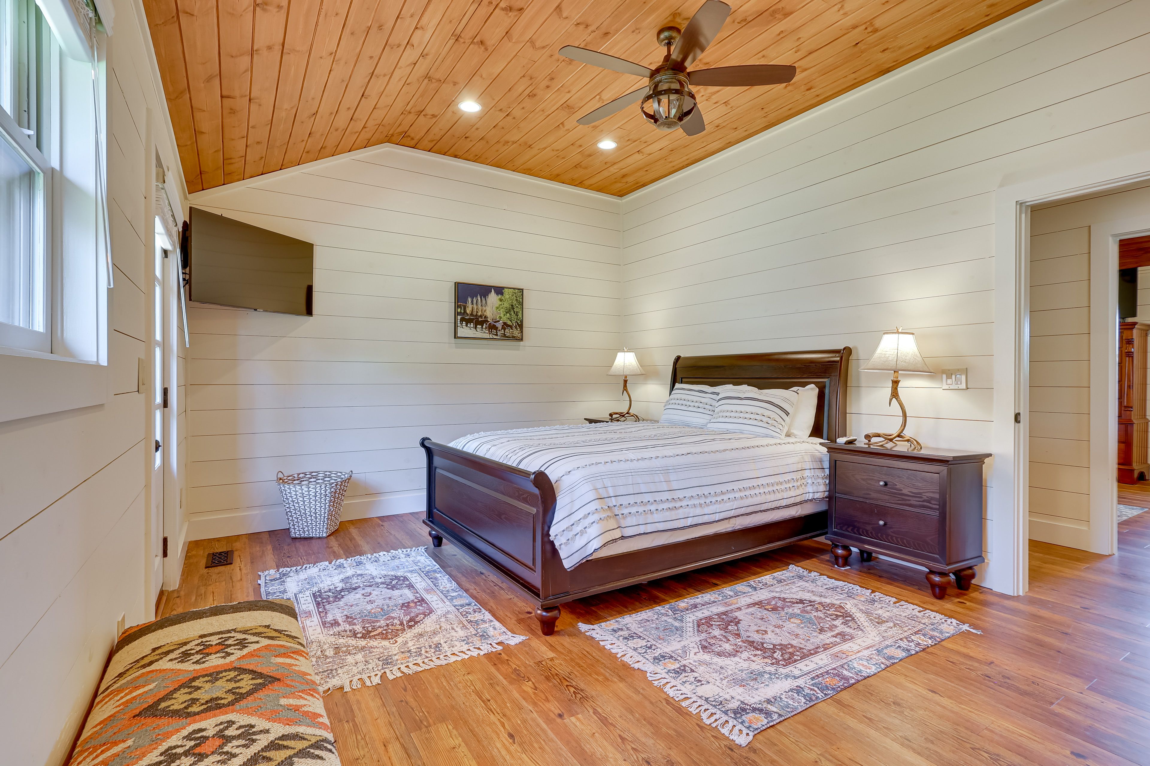 Bedroom 3 | Queen Bed | TV | En-Suite Bathroom