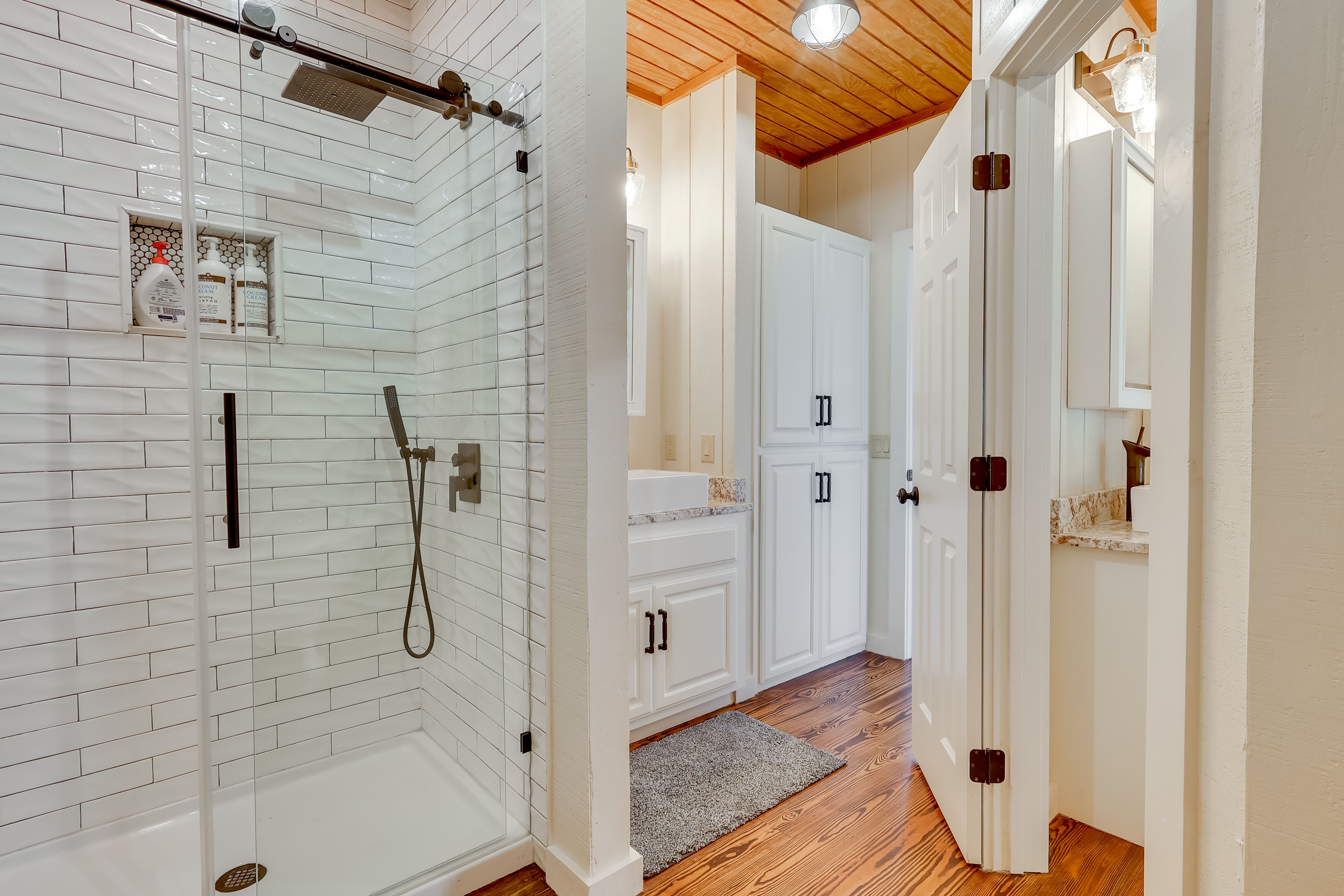 Full Bathroom | Walk-In Shower | Soaking Tub | Complimentary Toiletries