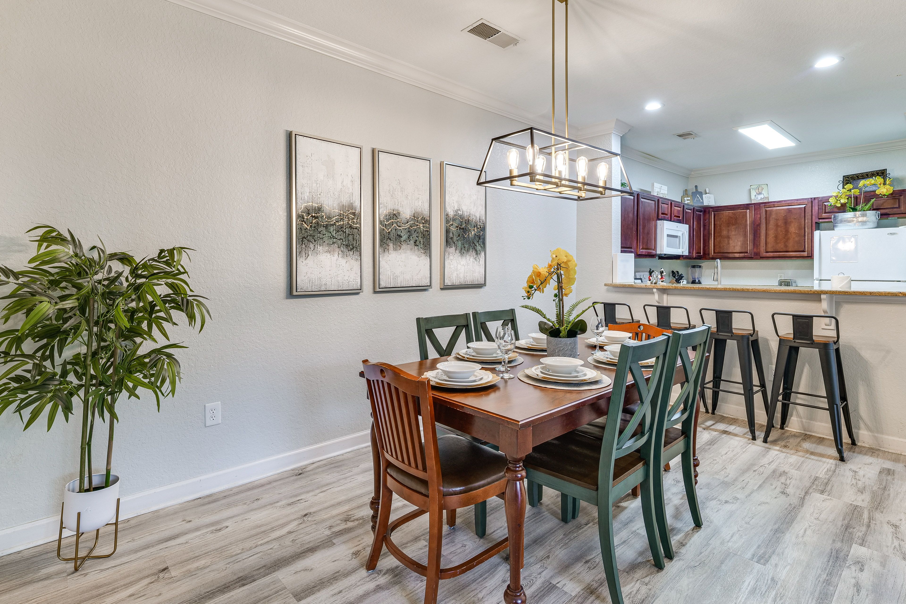 Dining Area | Dishware/Flatware Provided