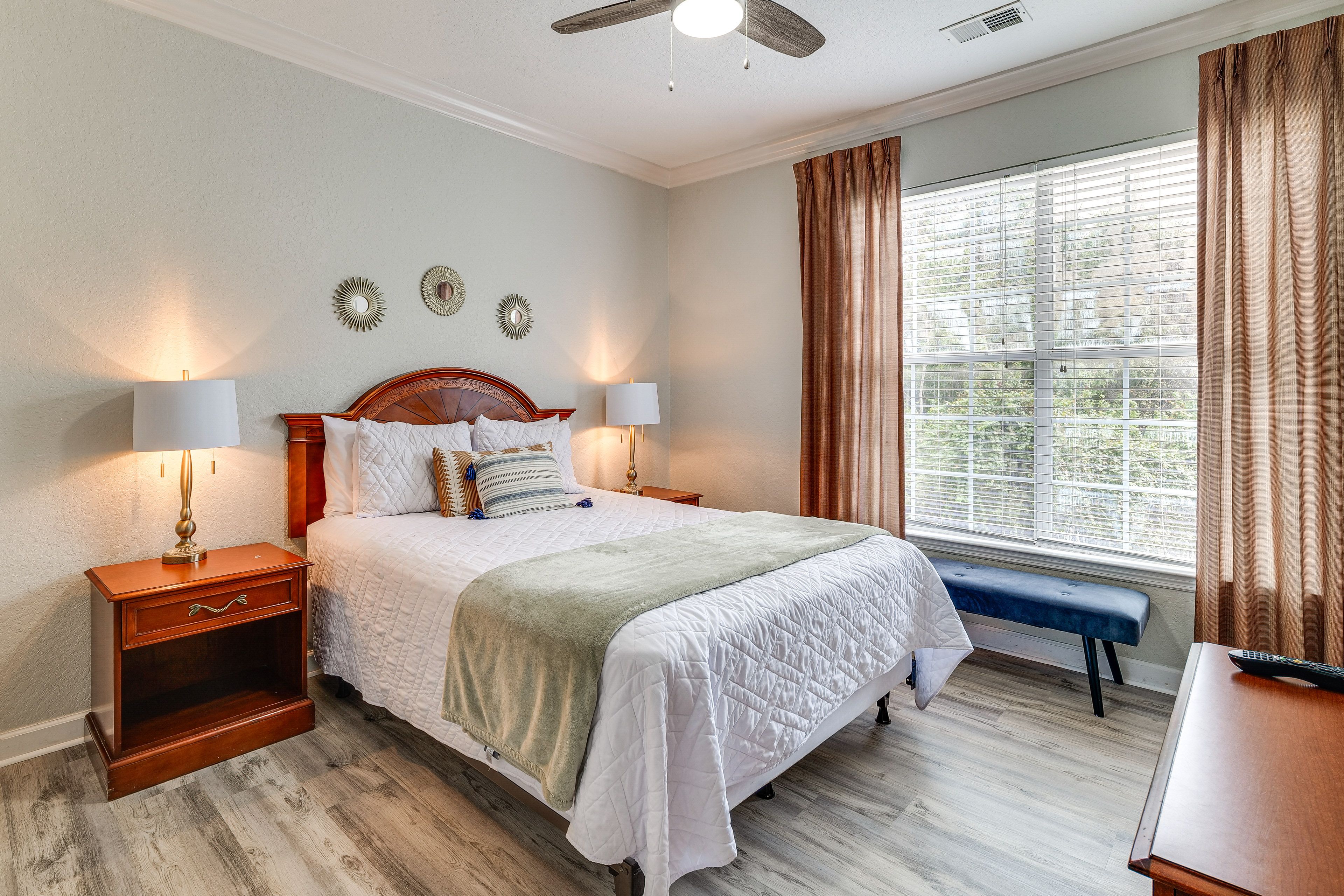 Bedroom 1 | Queen Bed | Smart TV