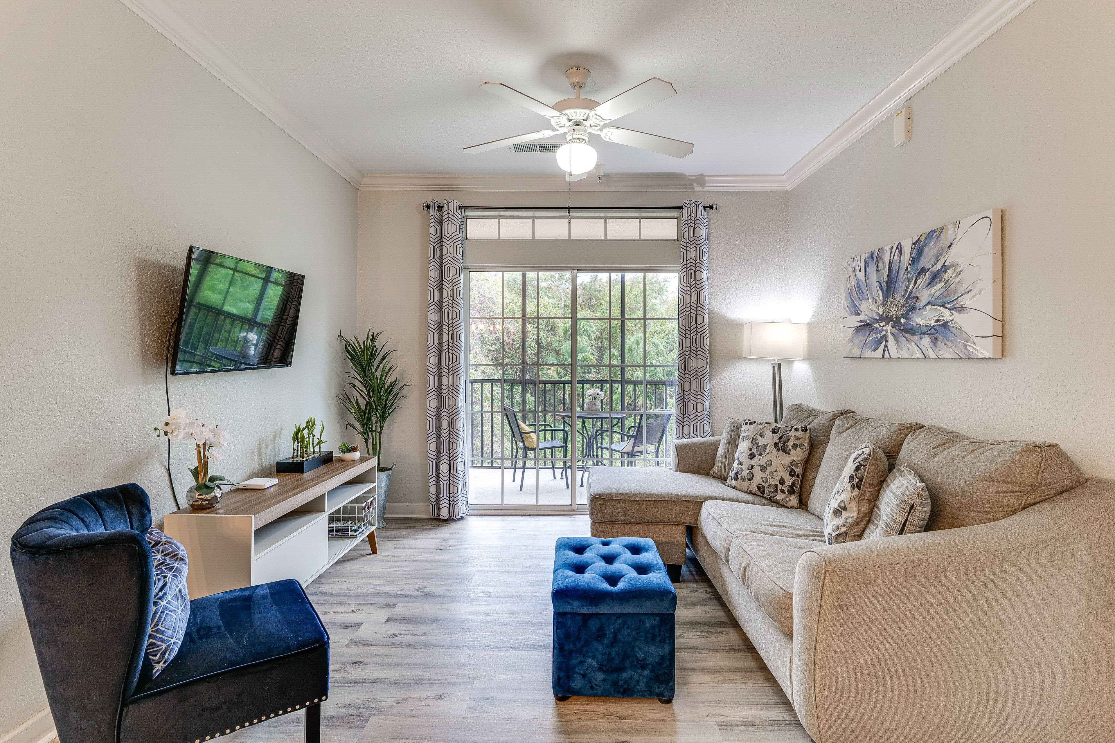 Living Room | Smart TV | Free WiFi | Central Air Conditioning/Heat