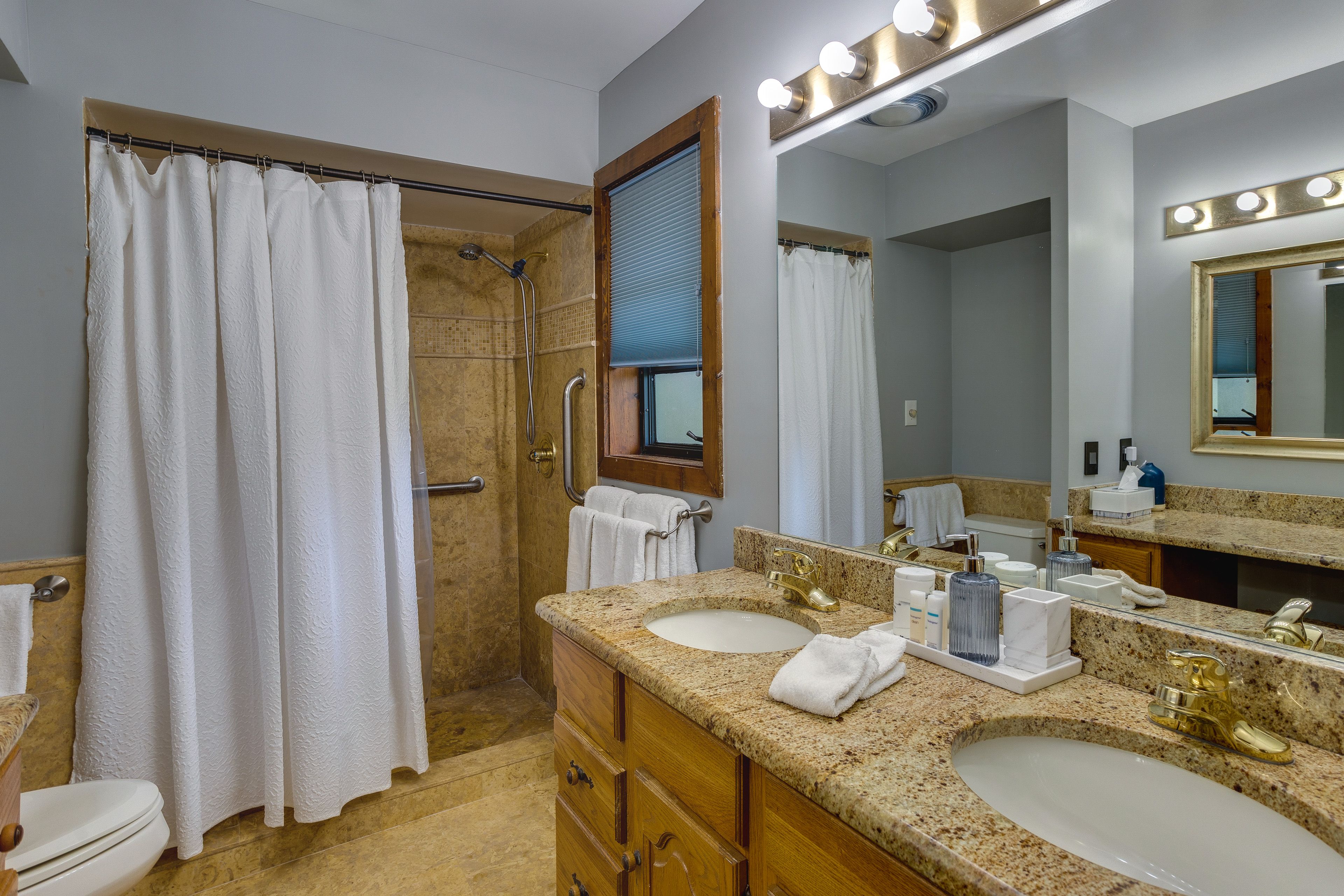 Full Bathroom | Complimentary Toiletries
