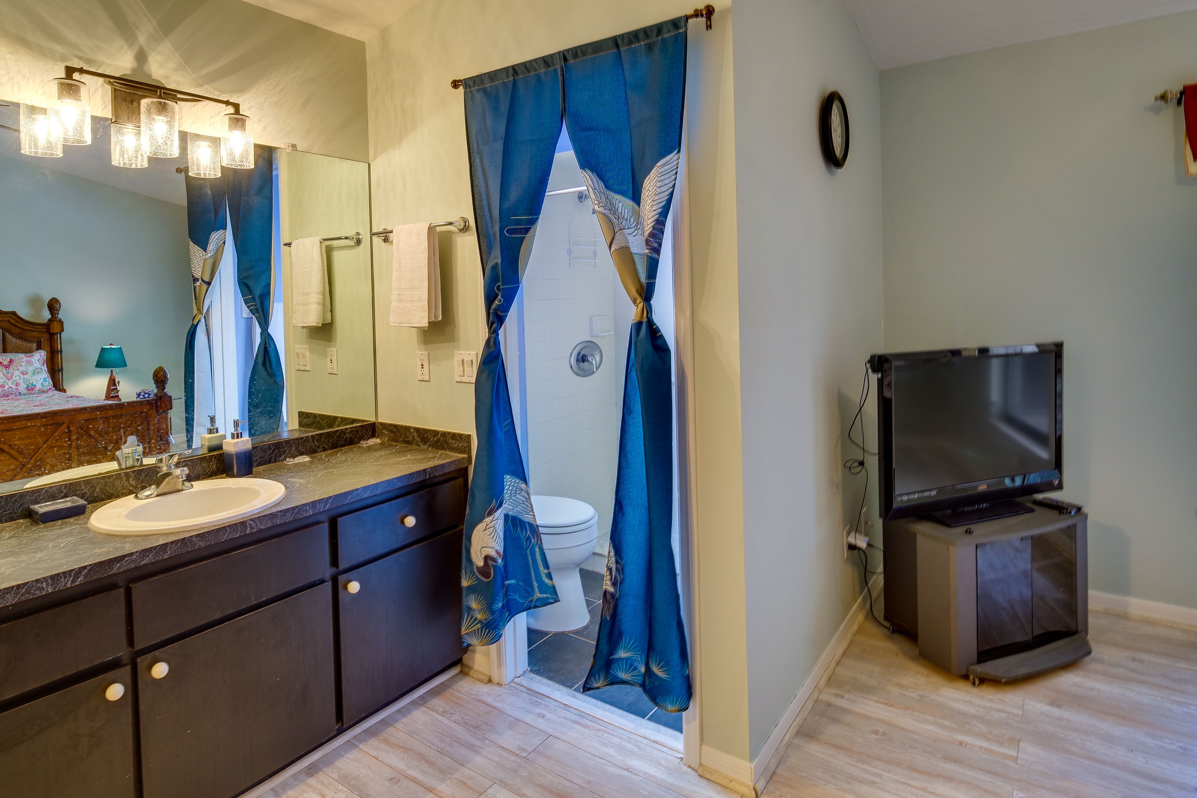 En-Suite Bathroom | Complimentary Toiletries | Walk-In Closet