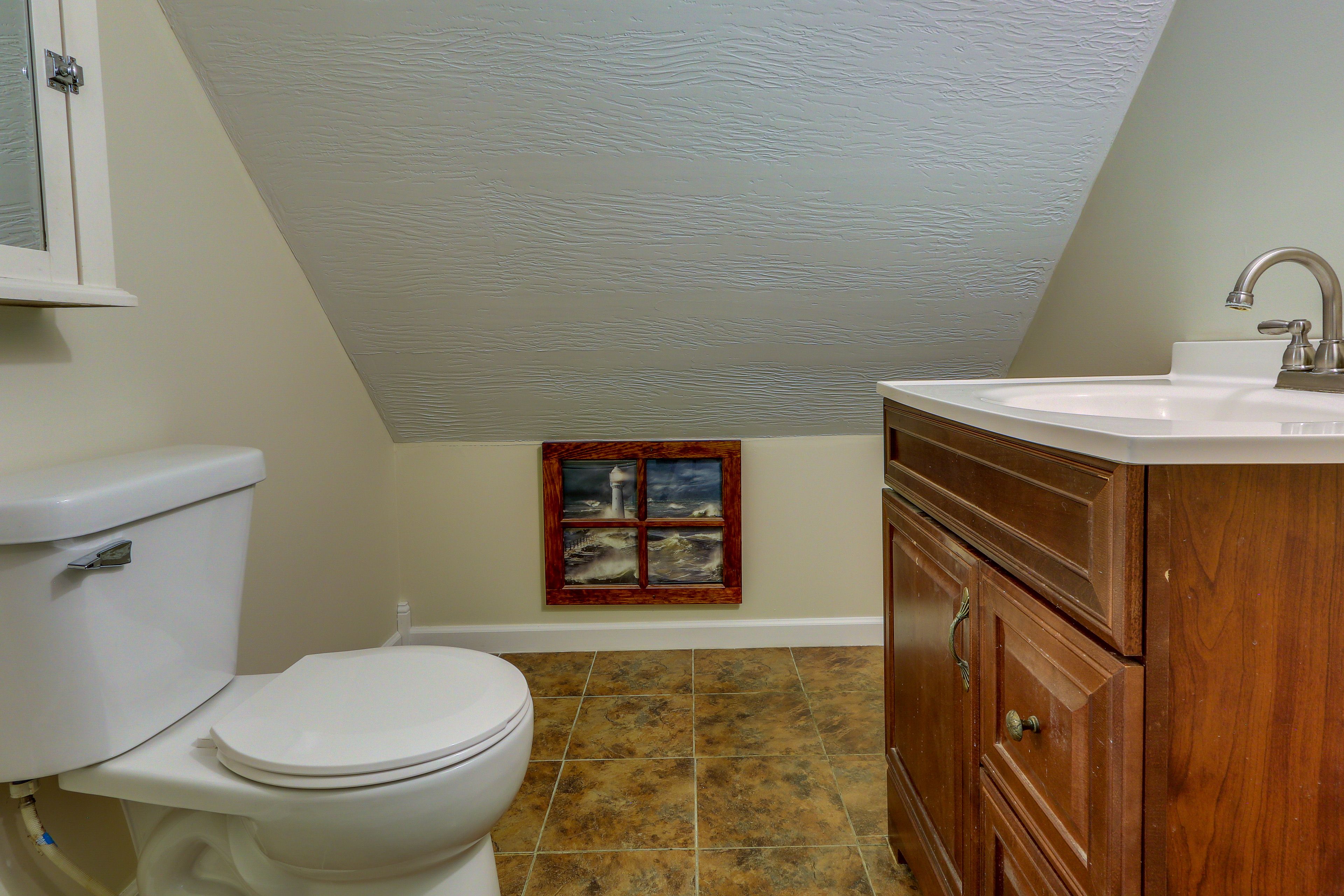Half Bathroom | Towels Provided