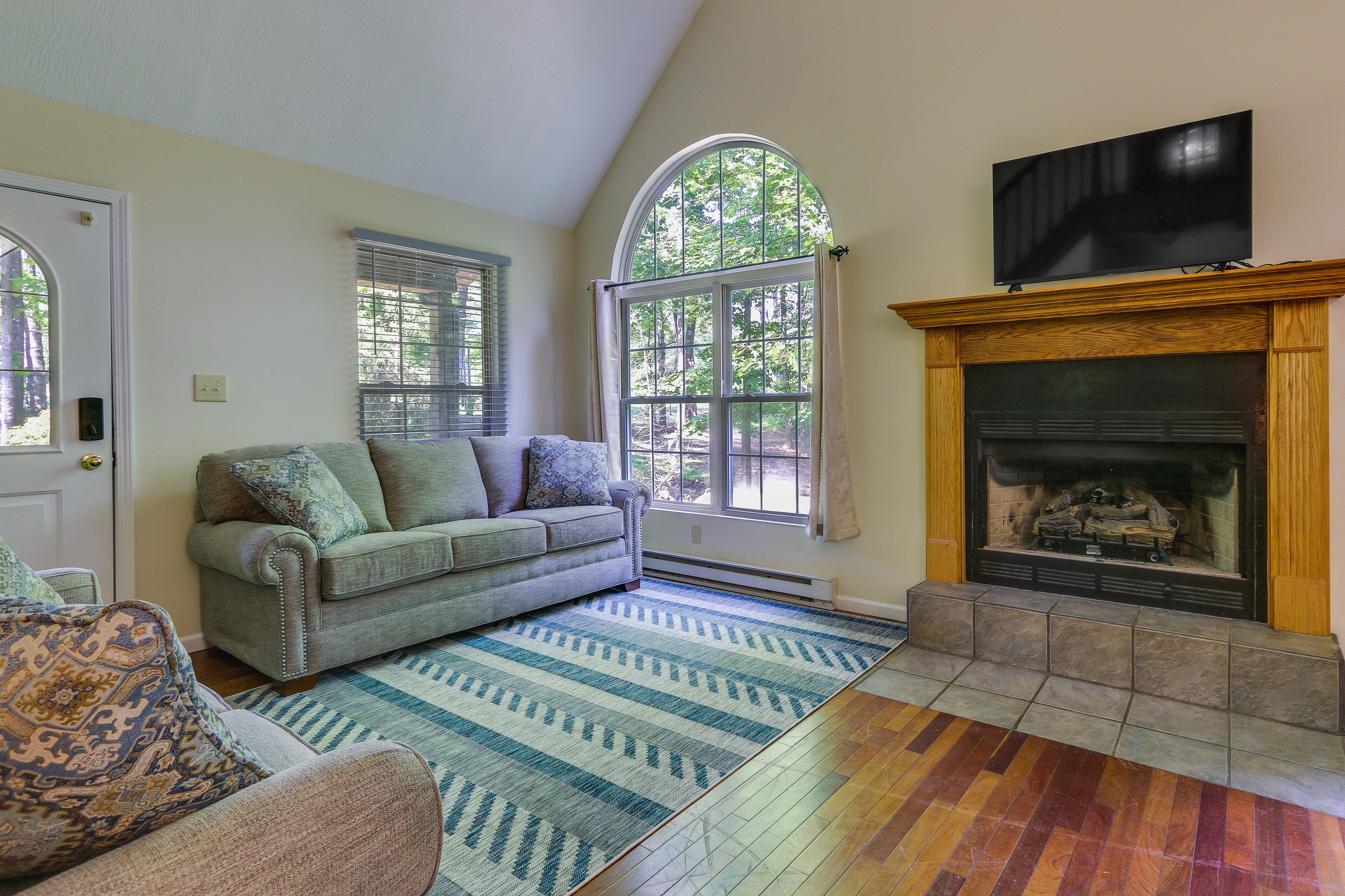 Living Room | Fireplace | Free WiFi
