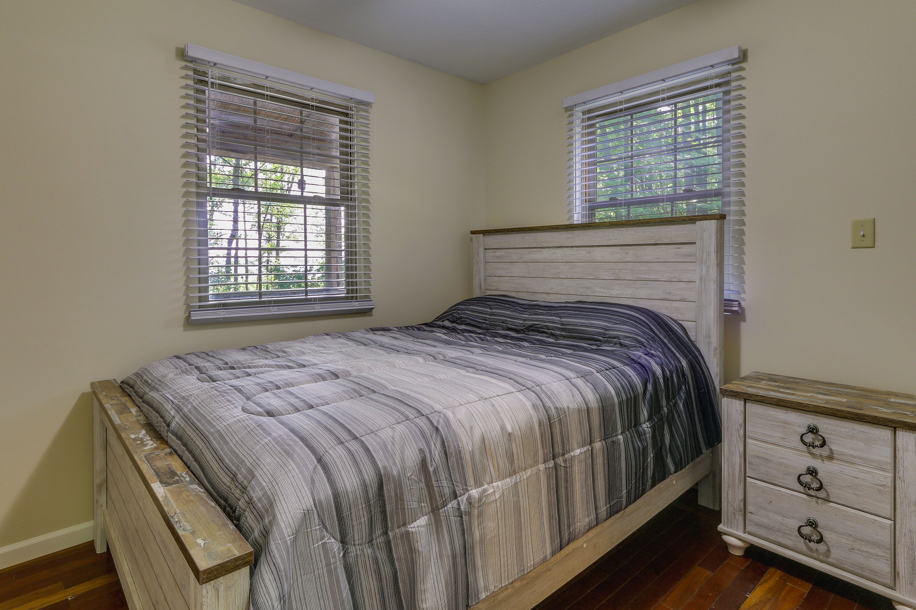 Bedroom 2 | Queen Bed