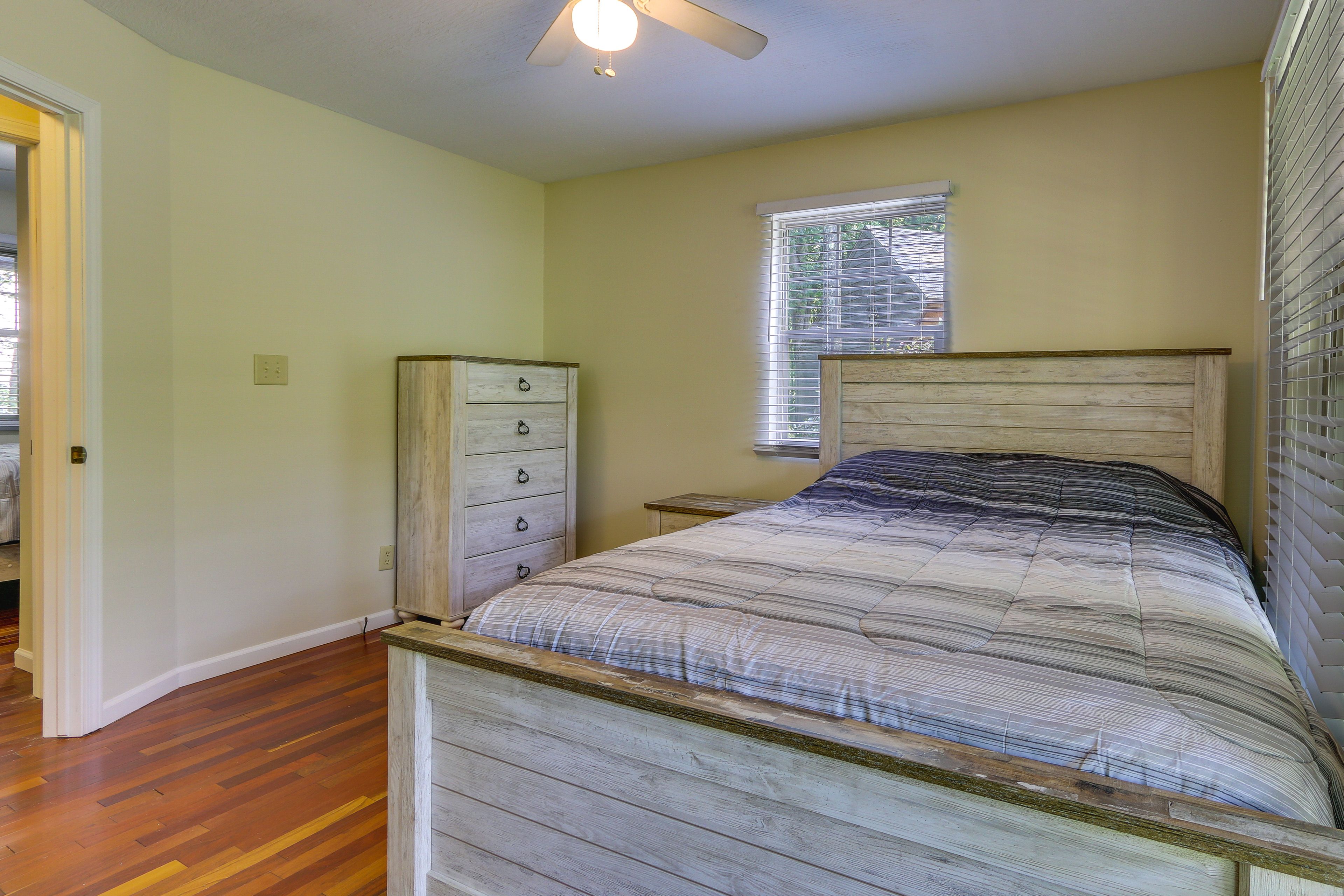 Bedroom 3 | Queen Bed