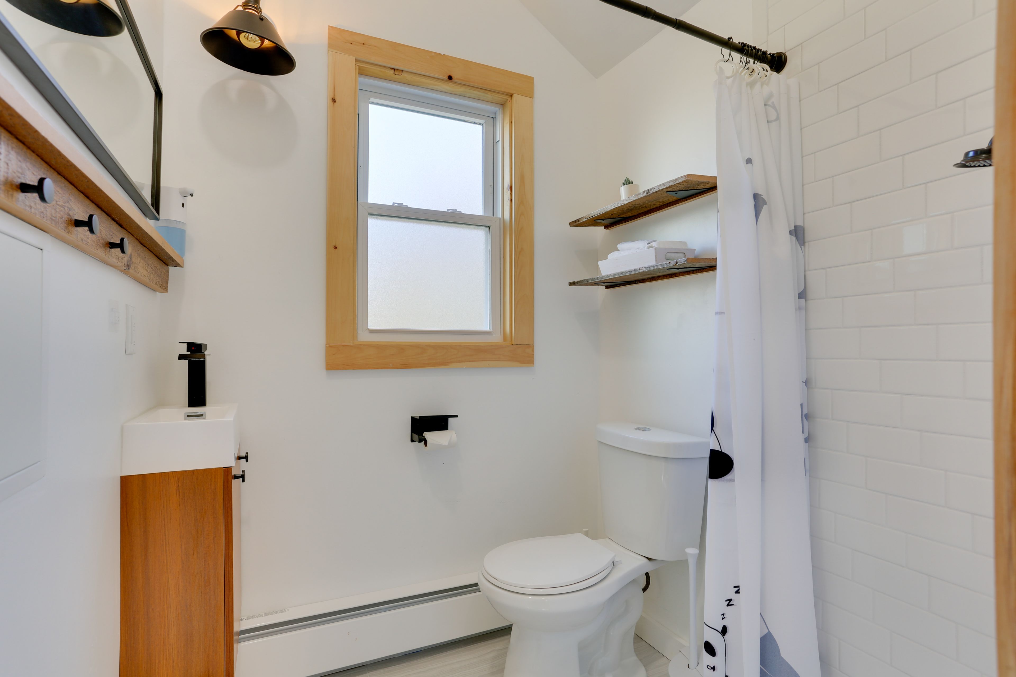 Full Bathroom | Towels Provided