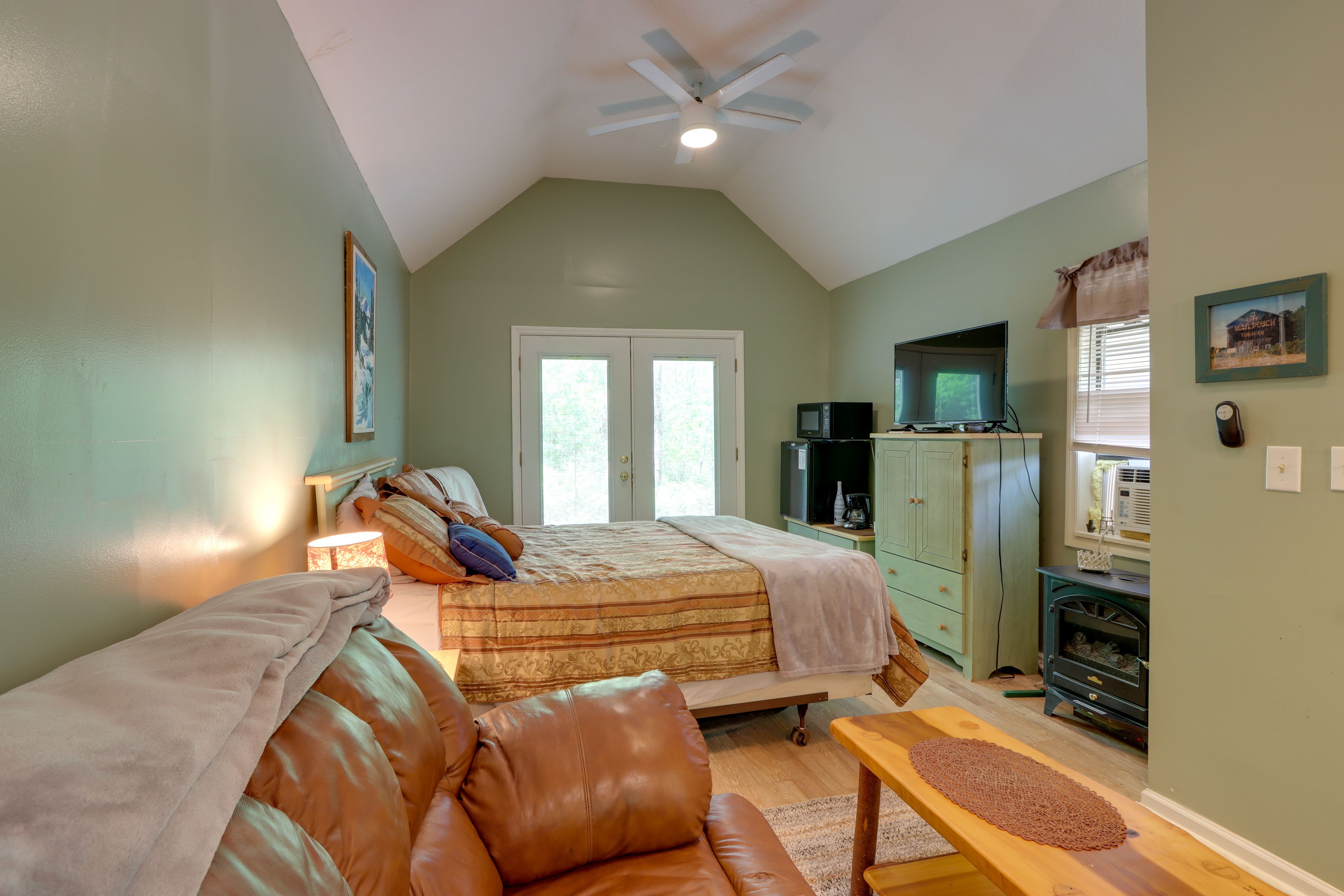 Bedroom 2 (Casita) | Queen Bed | Smart TV | Kitchenette