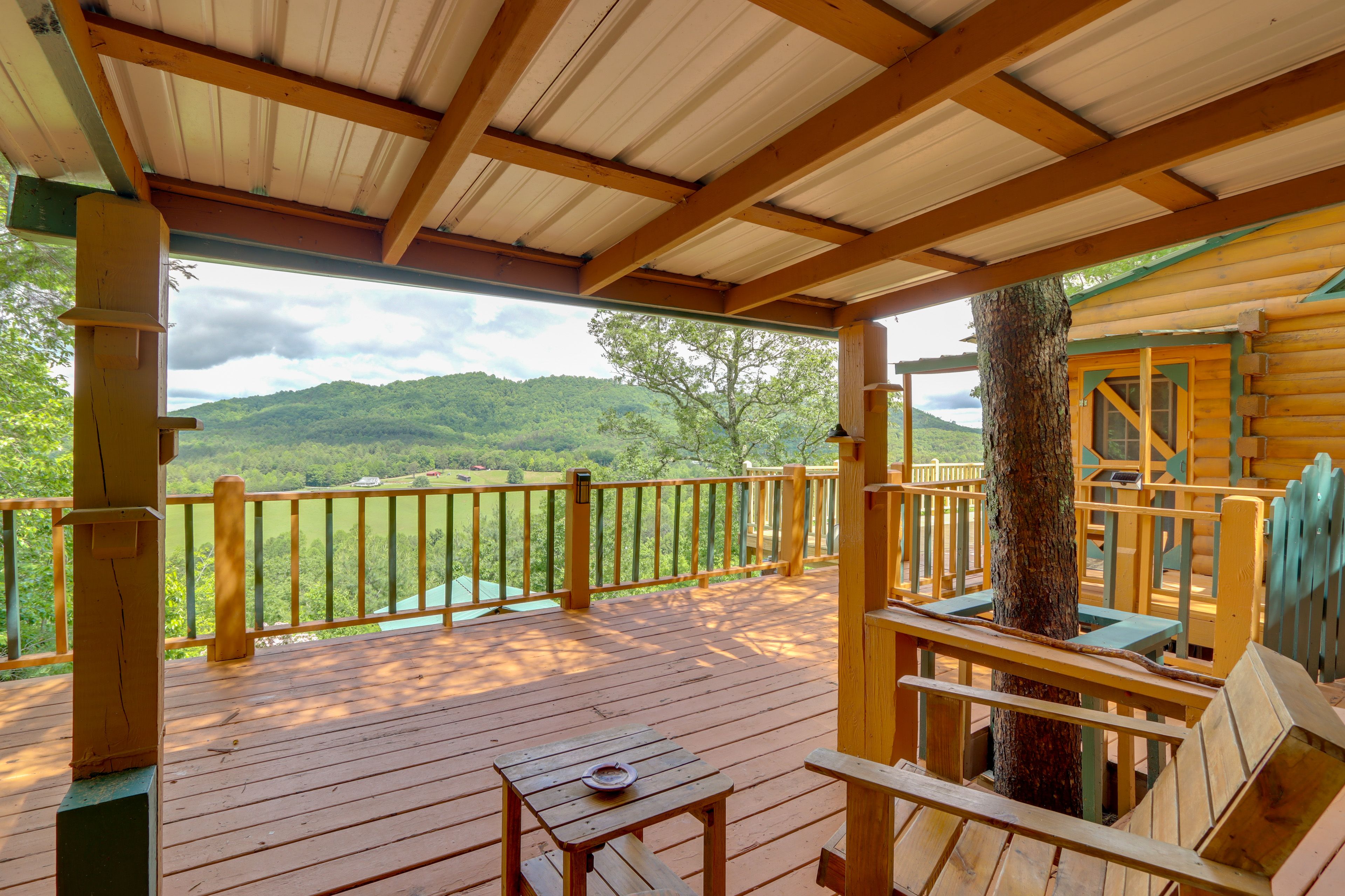 Brasstown Vacation Rental | 2BR | 2BA | Stairs Required for Access | 1,200 Sq Ft