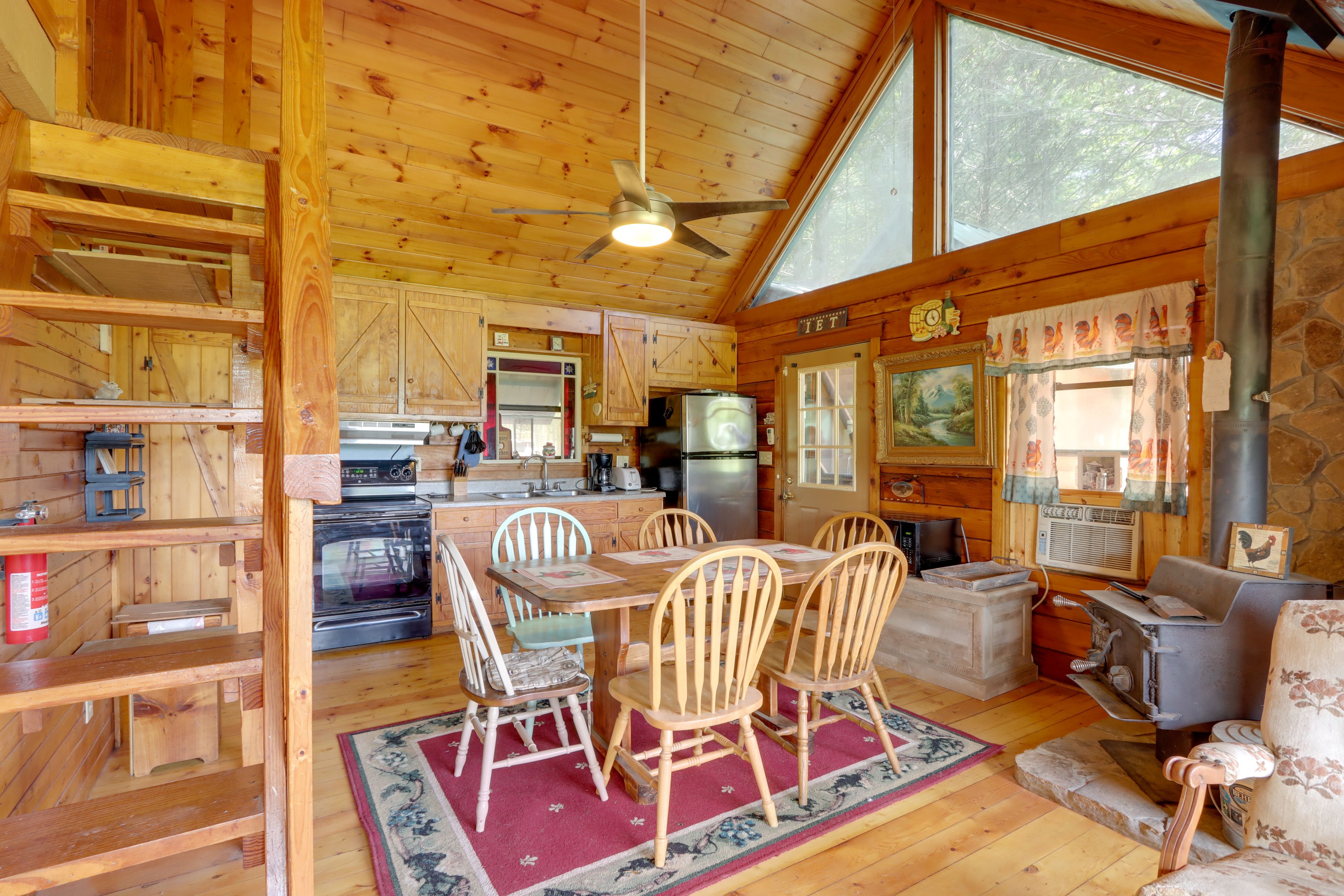 Dining Area | Dishware & Flatware Provided