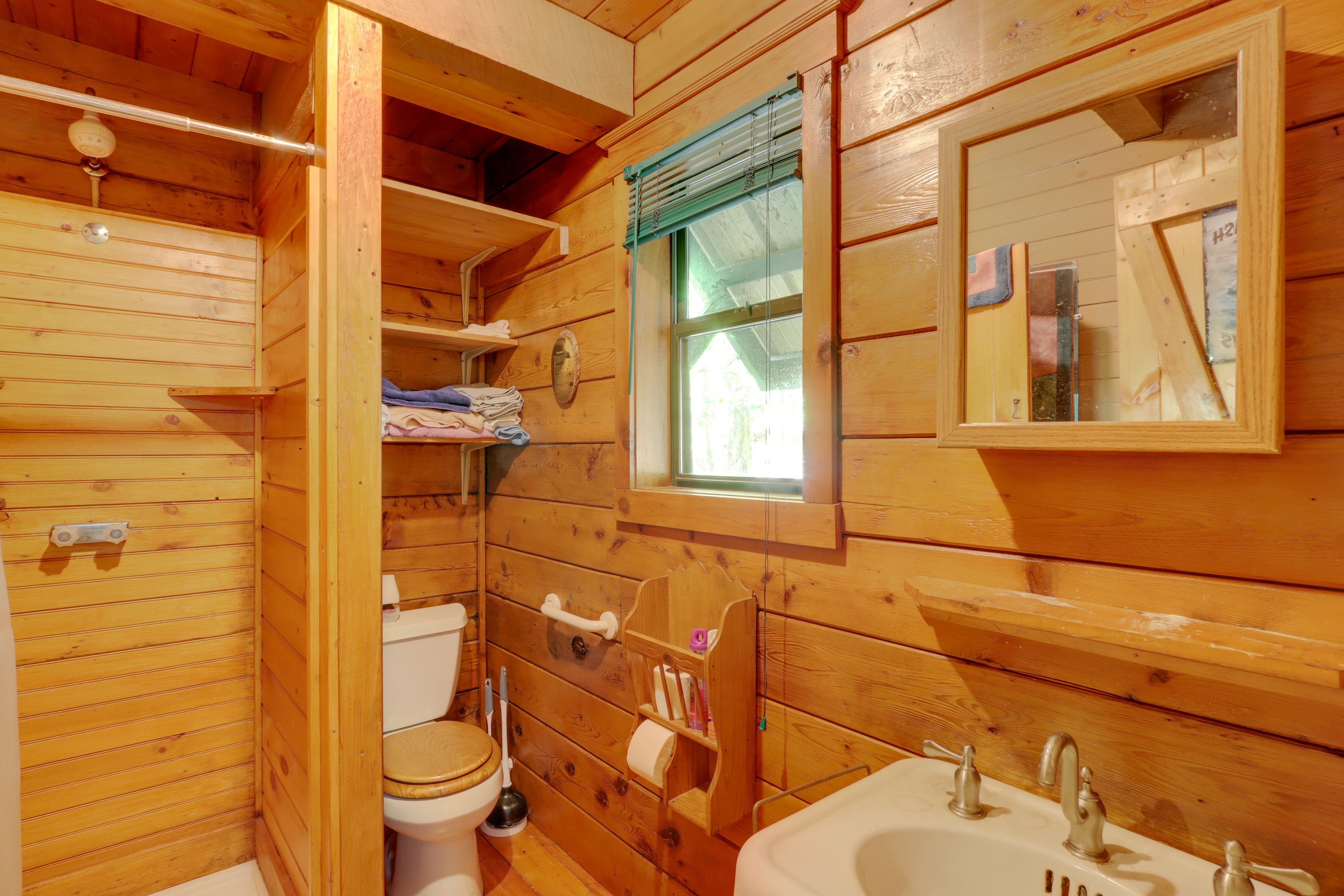 Full Bathroom | 1st Floor | Towels Provided