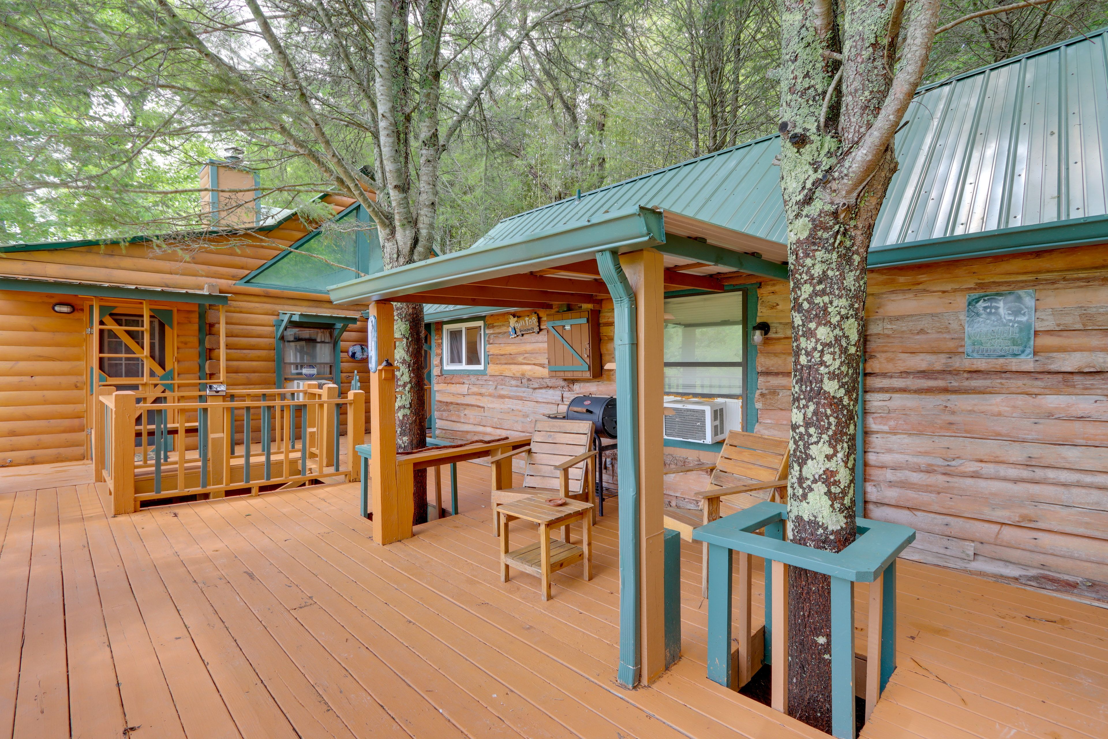 Upper-Level Deck | Gas & Charcoal Grills