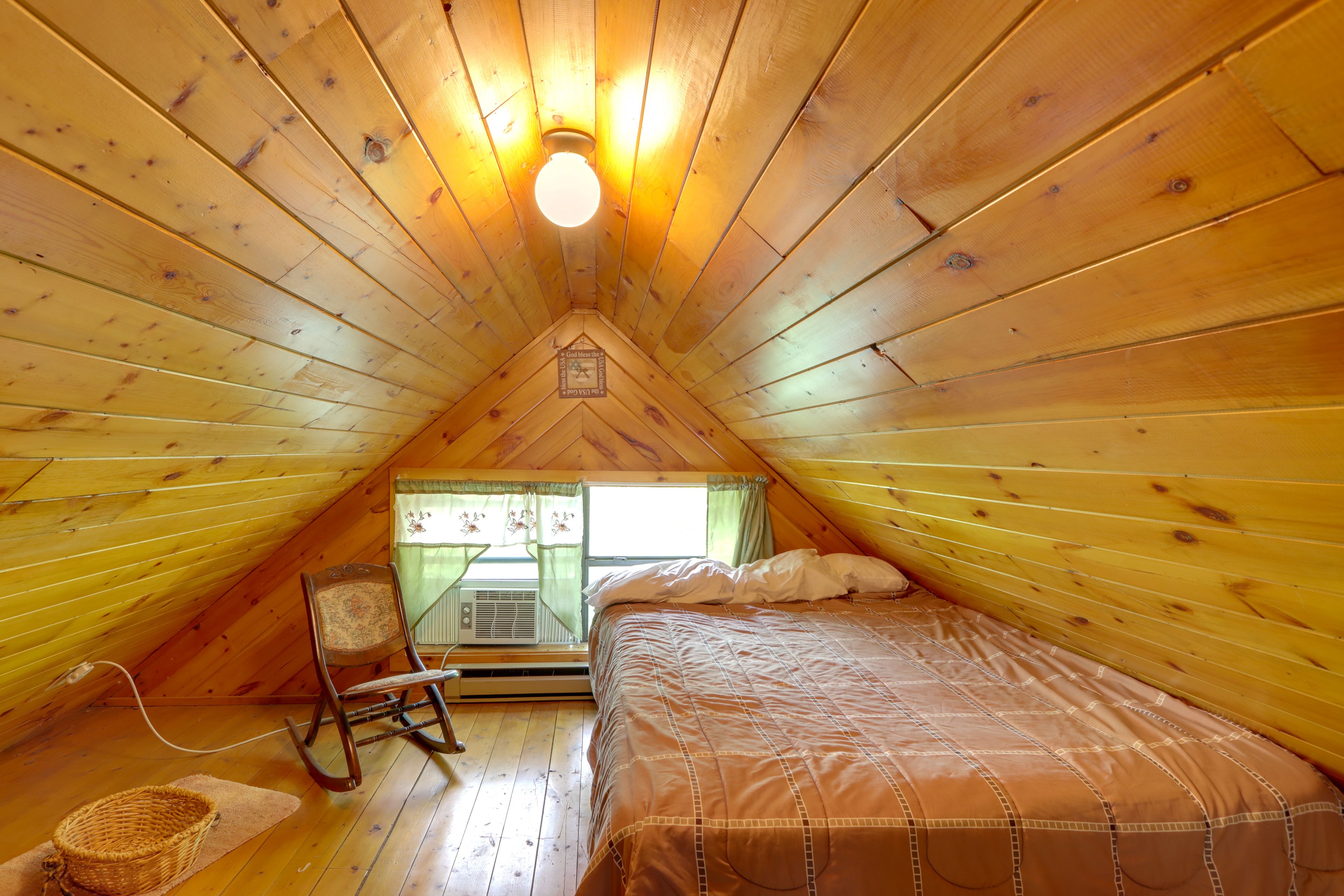 Loft | 2nd Floor | Queen Bed | Smart TV