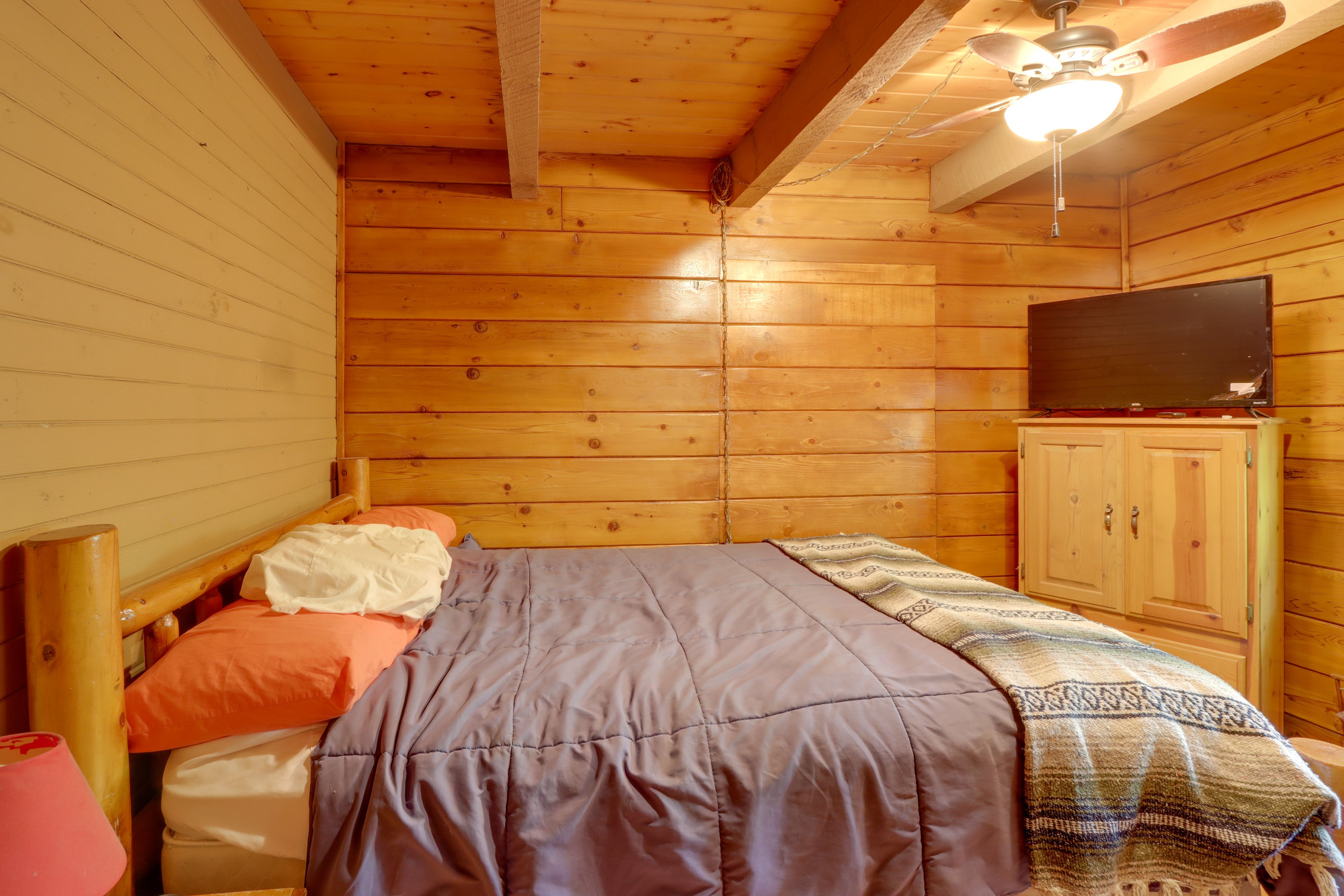 Bedroom 1 | 1st Floor | Queen Bed | Linens Provided