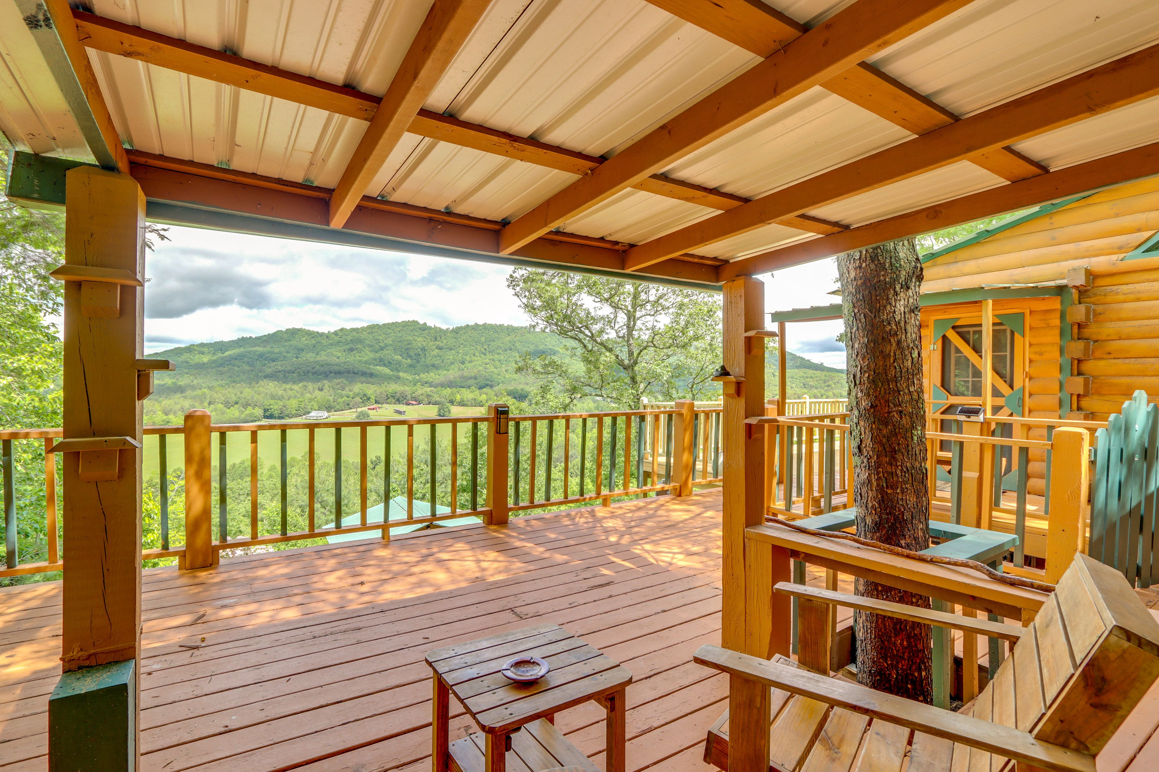 Brasstown Vacation Rental | 2BR | 2BA | Stairs Required for Access | 1,200 Sq Ft