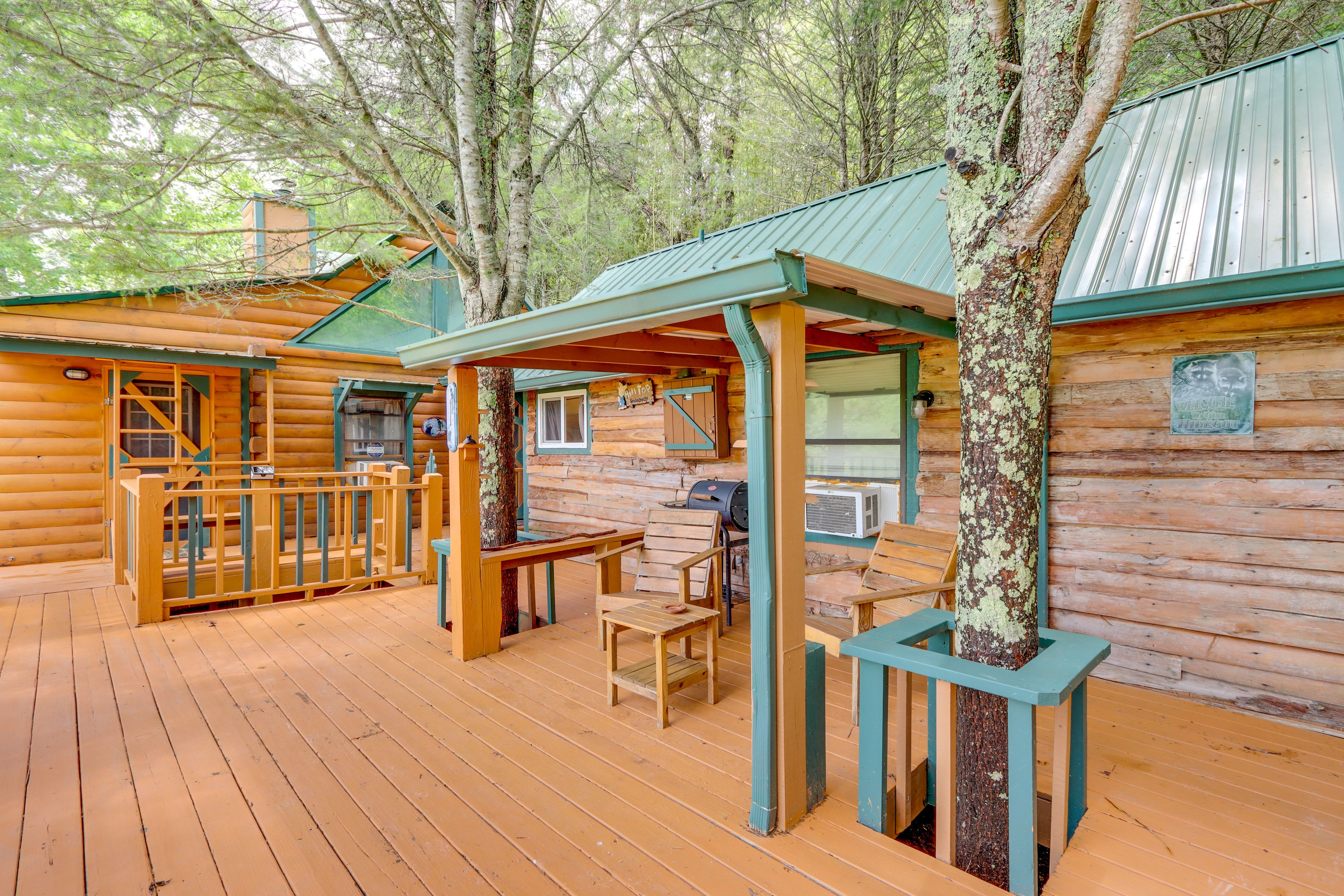 Upper-Level Deck | Gas & Charcoal Grills