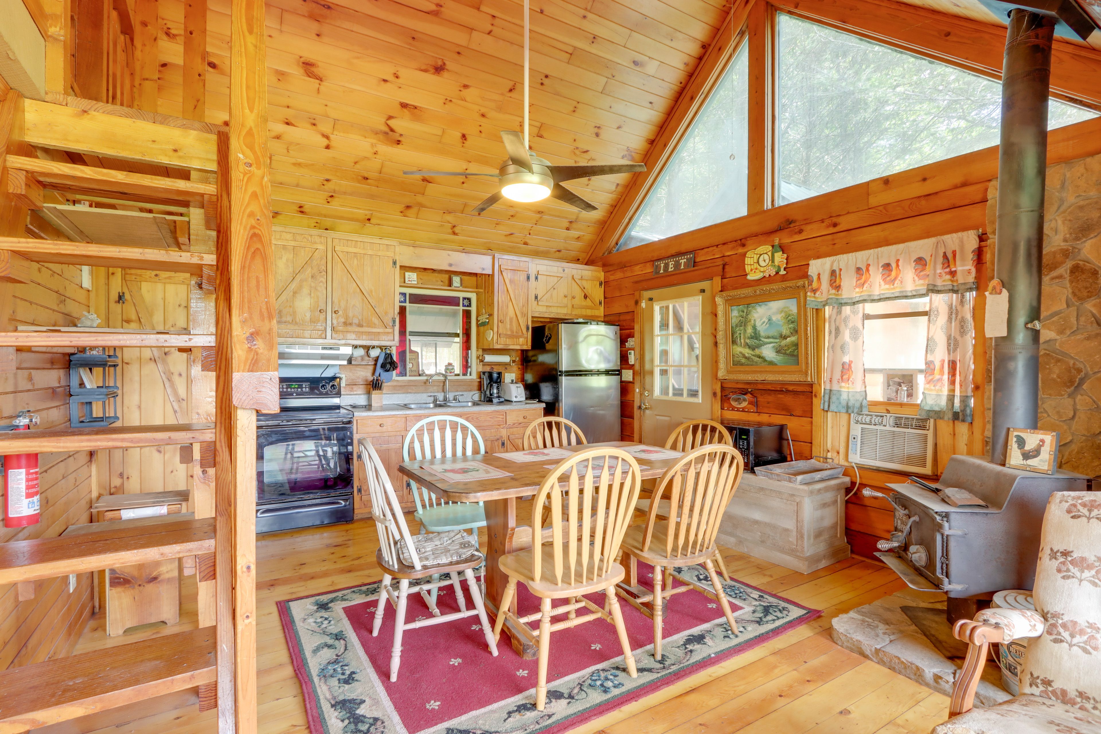 Dining Area | Dishware & Flatware Provided