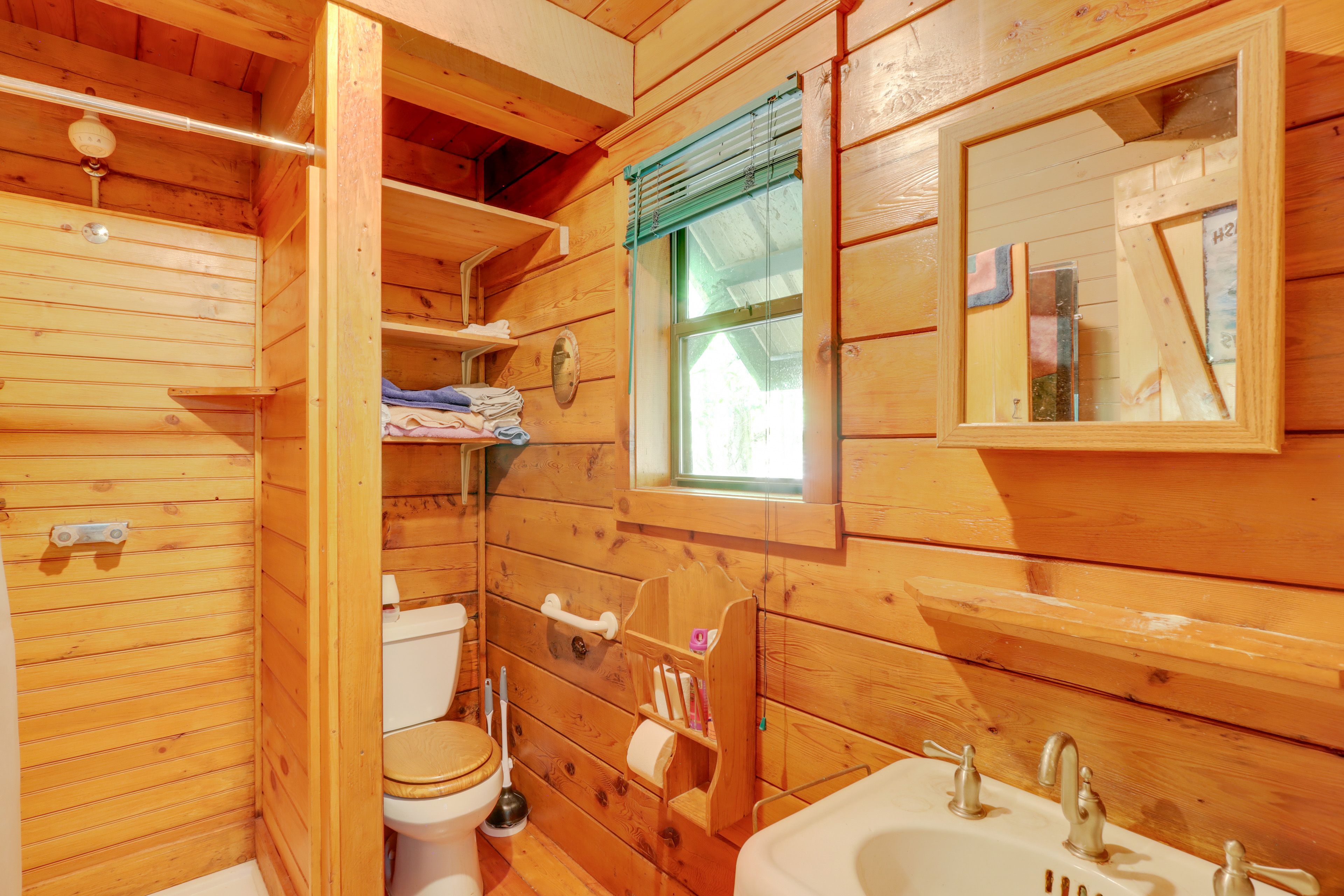 Full Bathroom | 1st Floor | Towels Provided