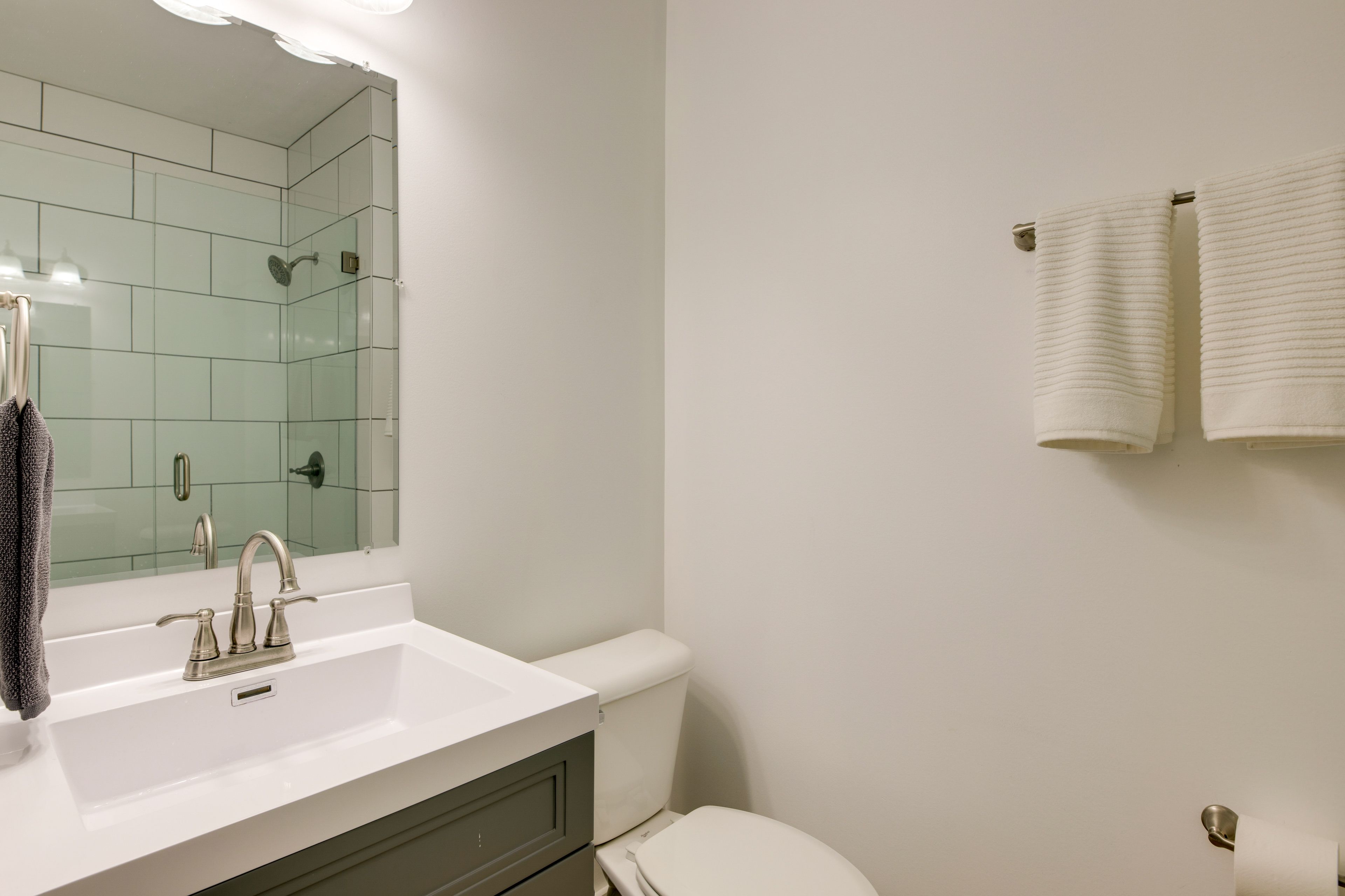 Full Bathroom | Towels Provided | Complimentary Toiletries