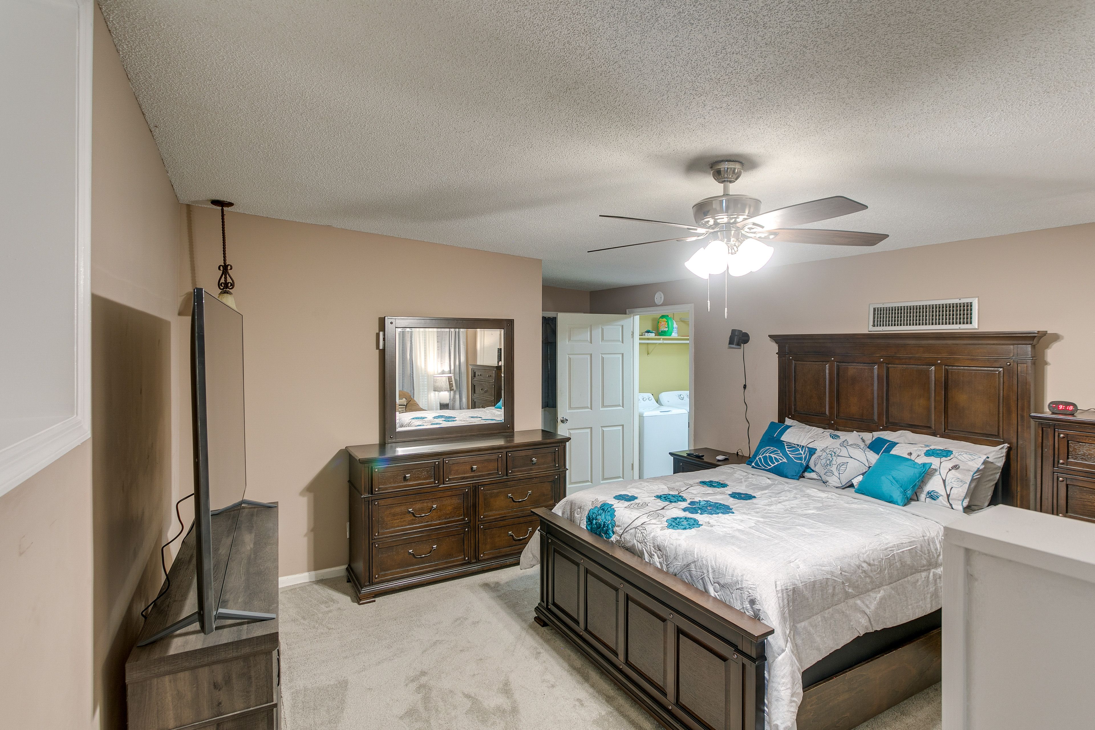 Bedroom 1 | Queen Bed | TV