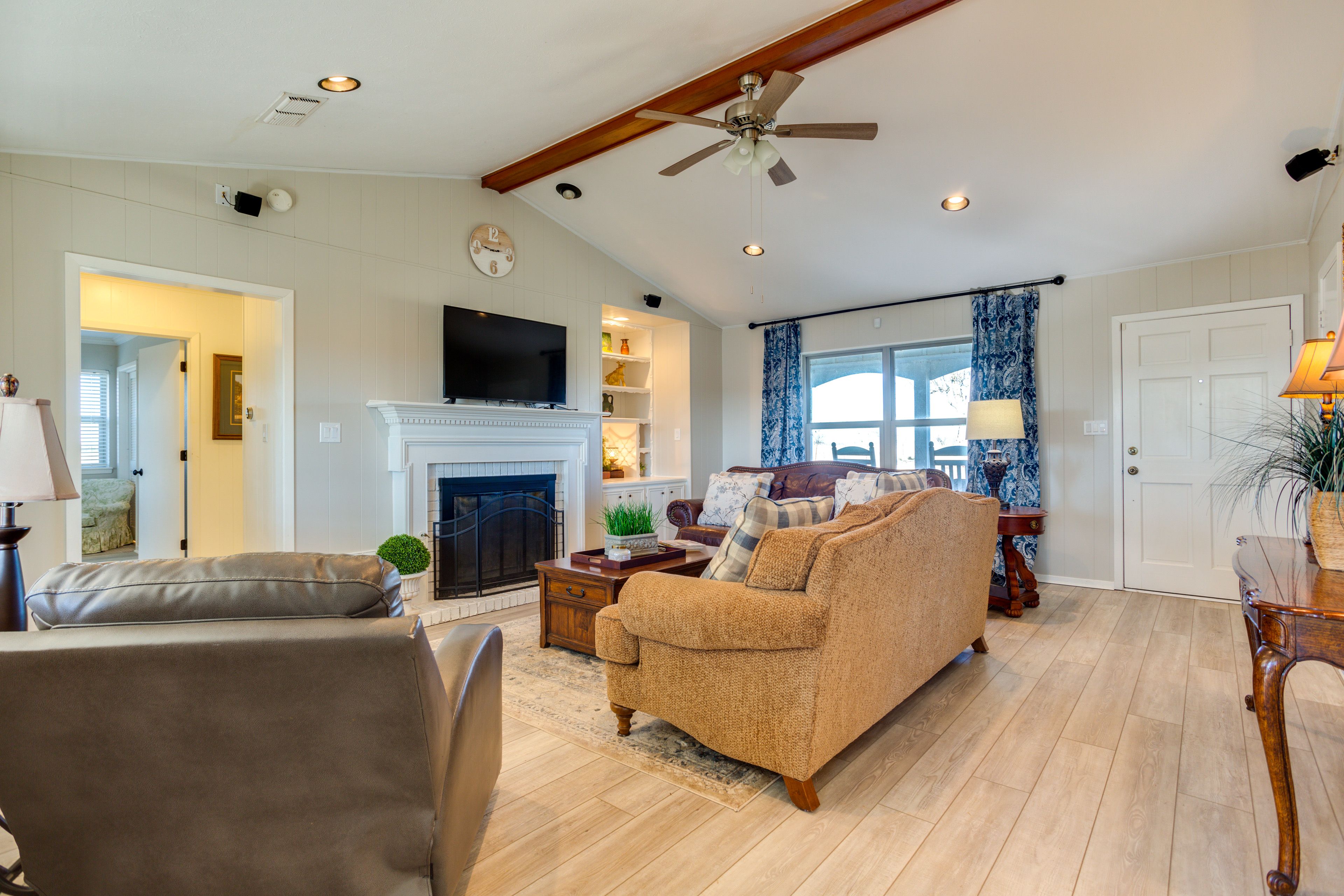 Living Room | Central Heating & A/C | Smart TV | Free WiFi