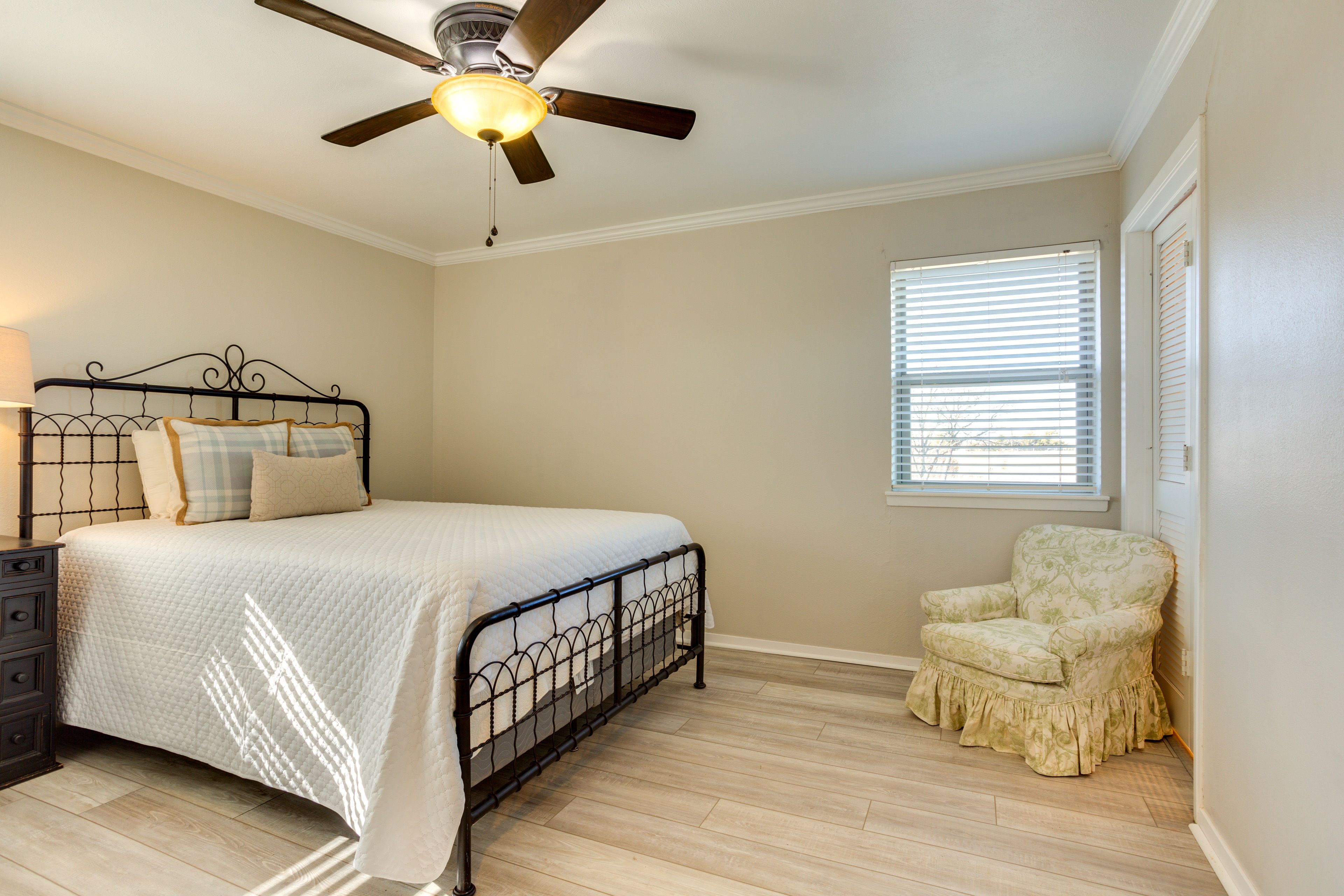 Bedroom 2 | Queen Bed | Smart TV
