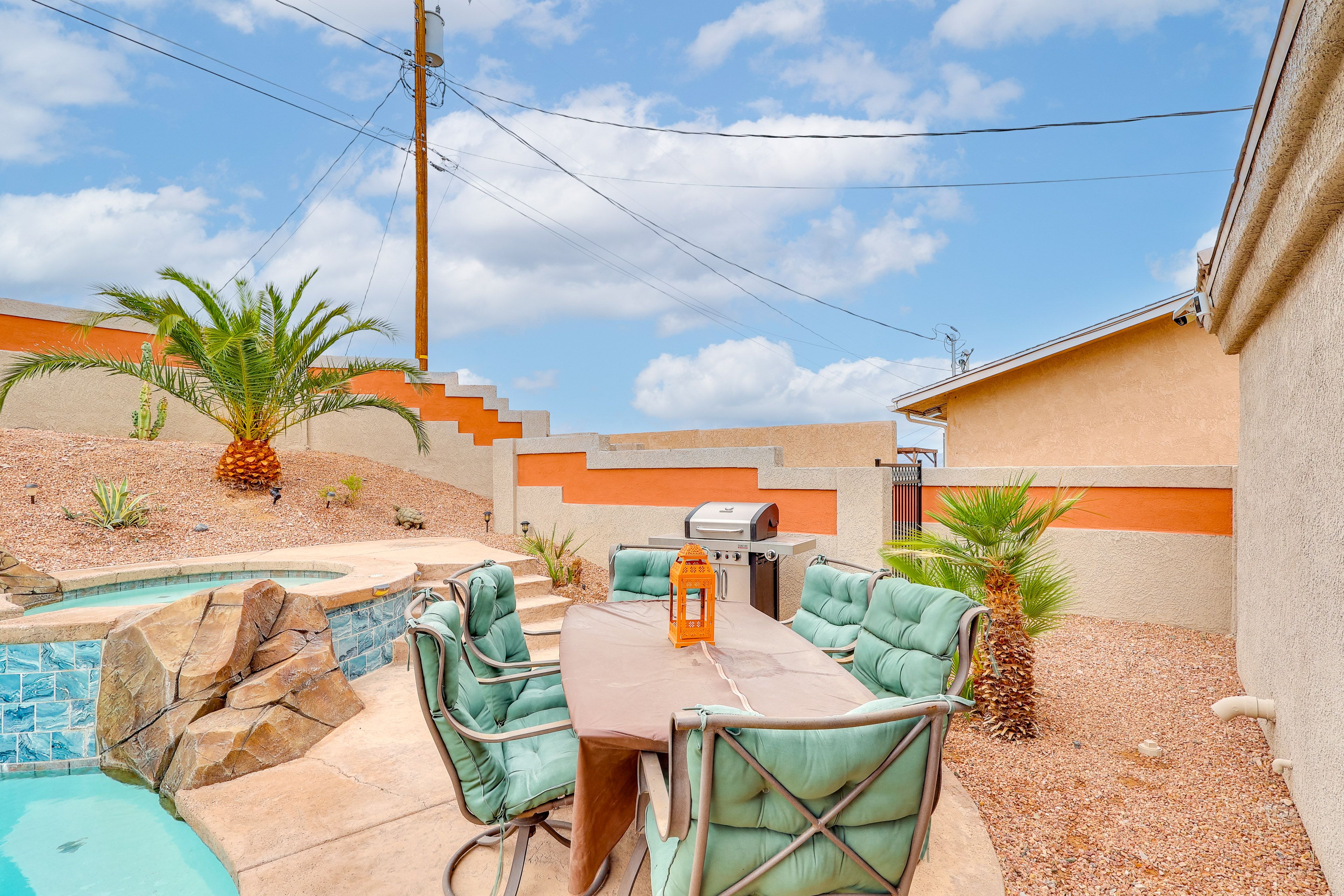 Outdoor Dining Area | Gas Grill