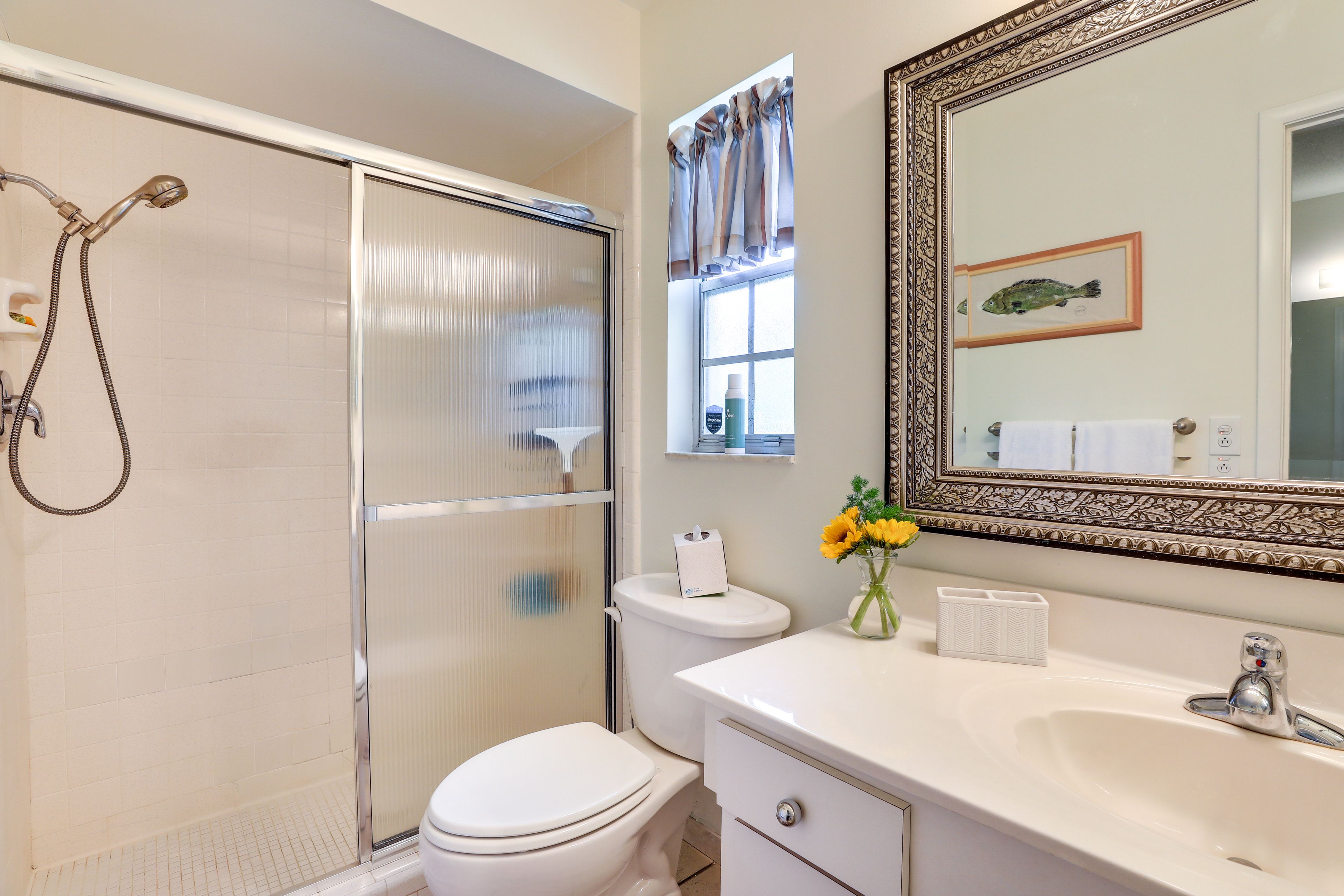 Full Bathroom | Towels Provided