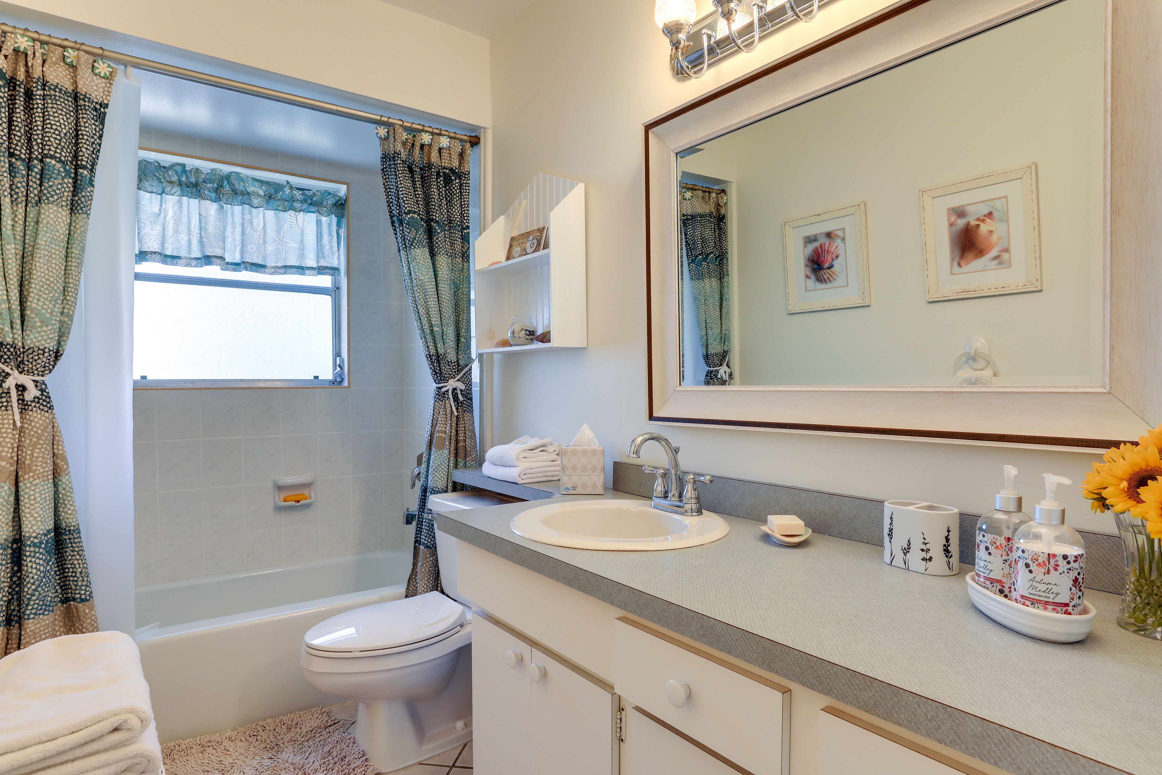 Full Bathroom | Complimentary Toiletries
