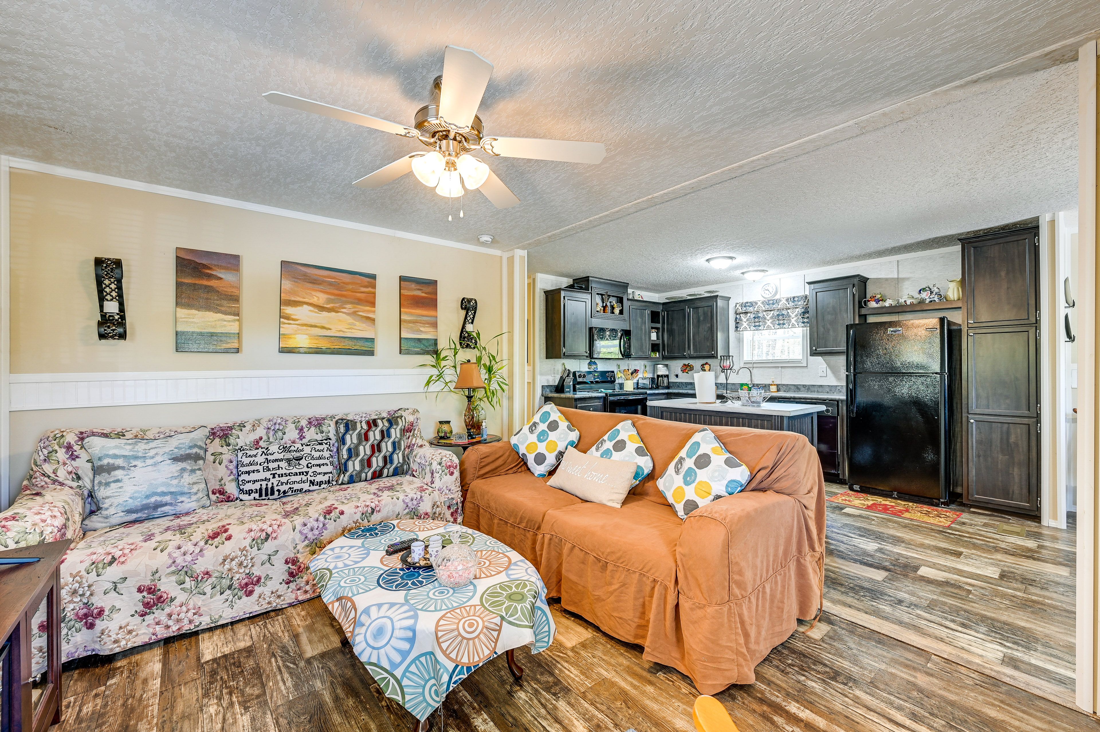 Living Room | Free WiFi | Smart TV