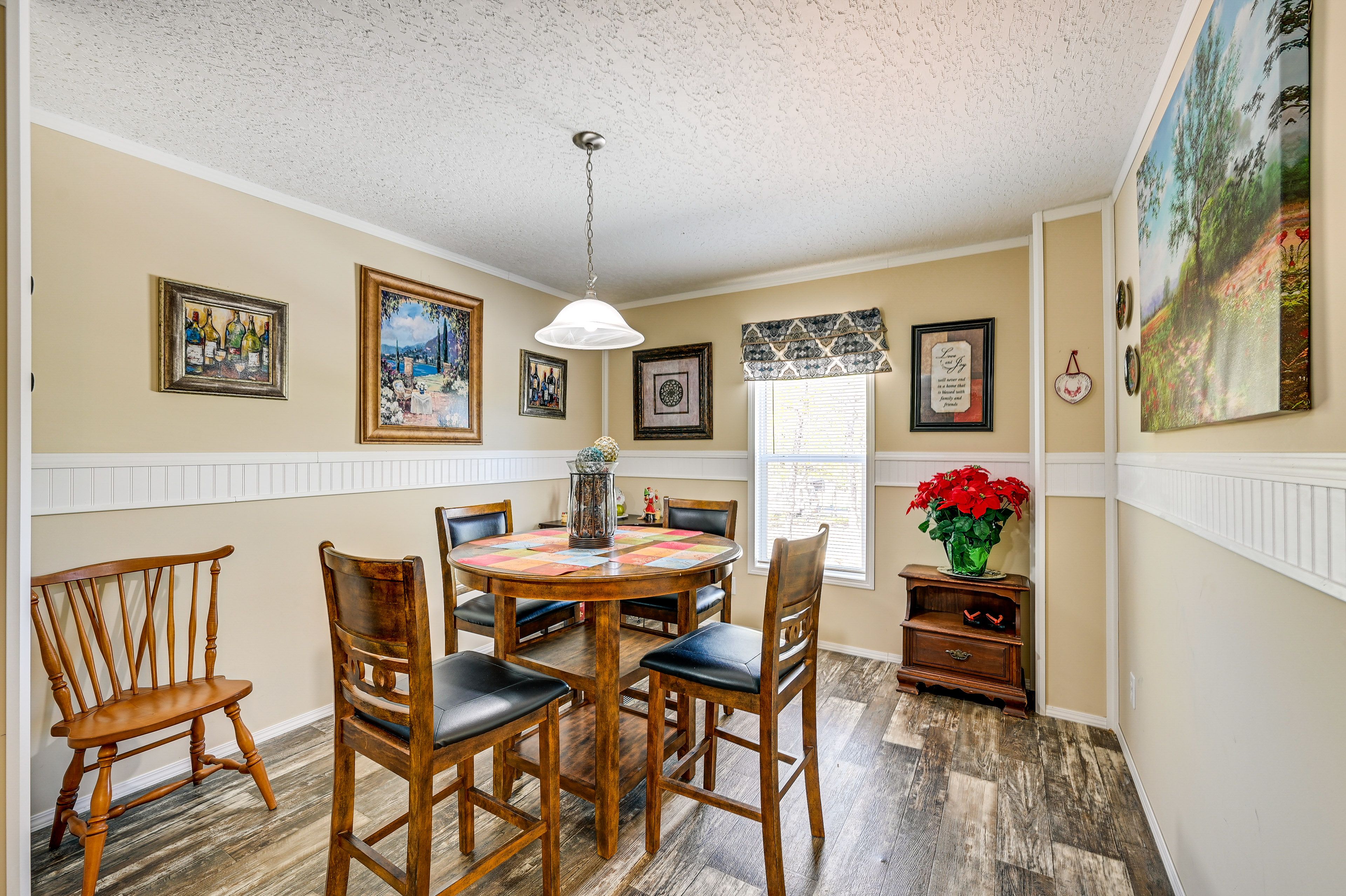 Dining Area | Dishware/Flatware Provided