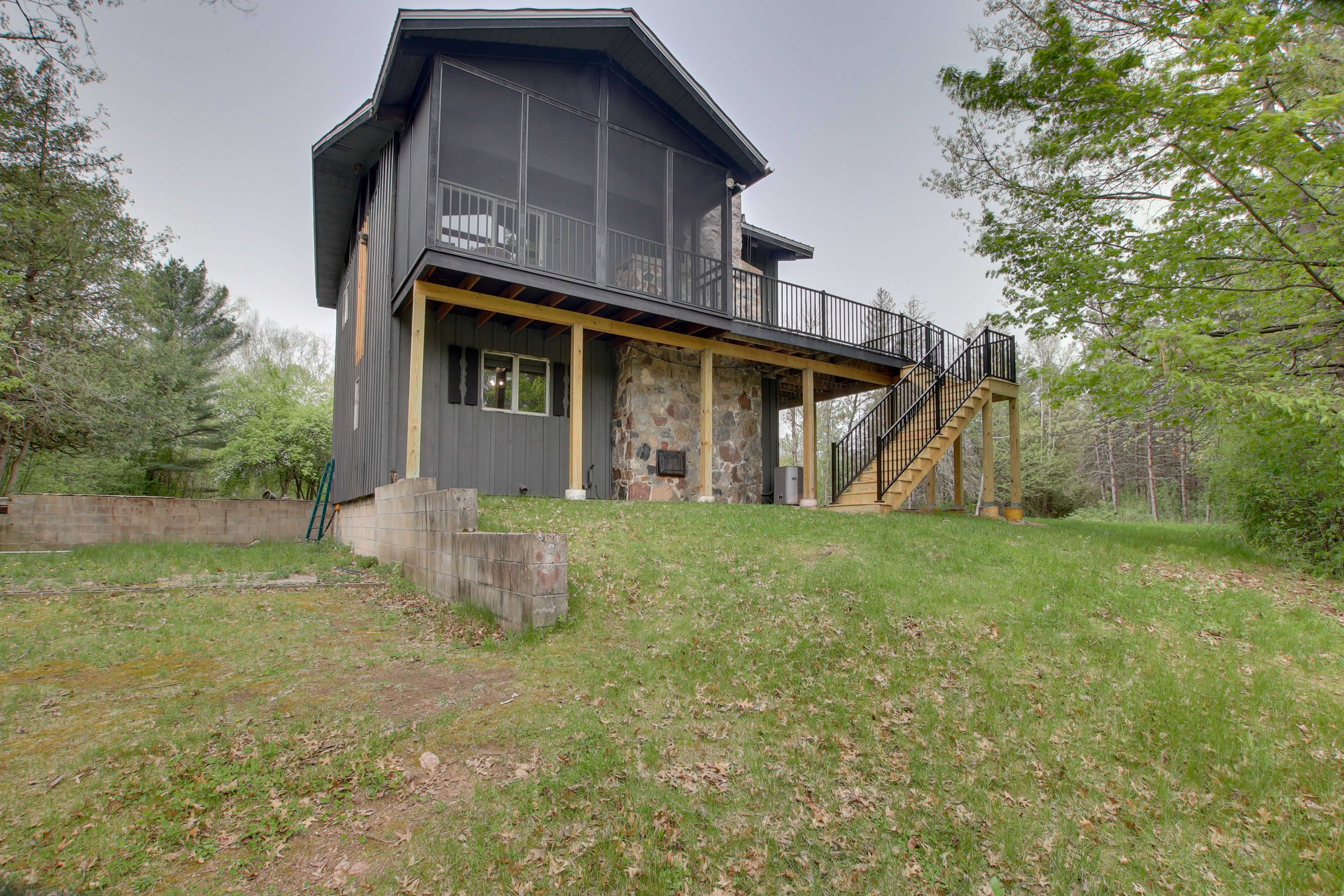 Private Acreage | Horseshoes | Beach Towels | Kayaks w/ Life Vests | Fire Pit