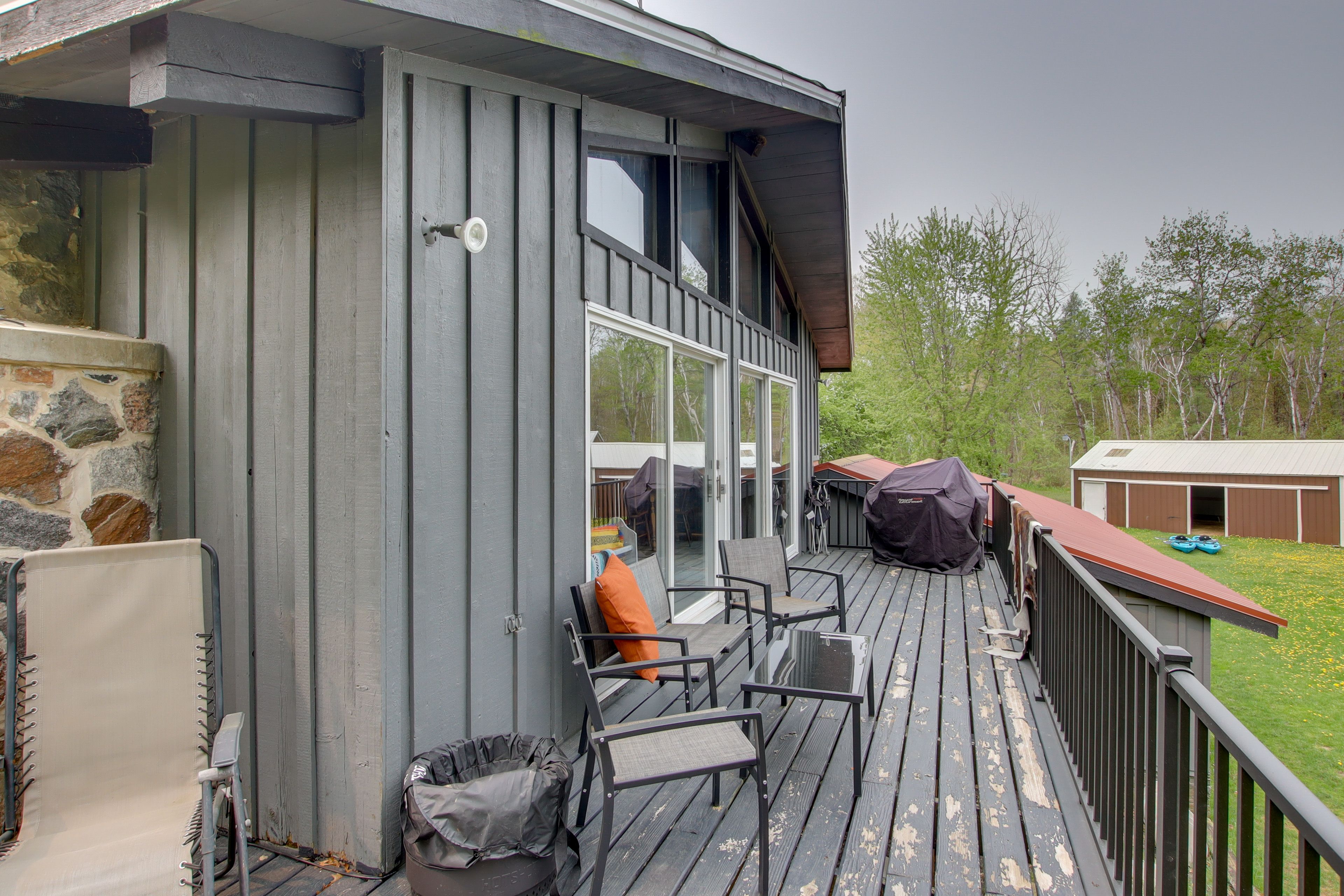 Deck | Screened Porch | Gas Grill | Charcoal Grill