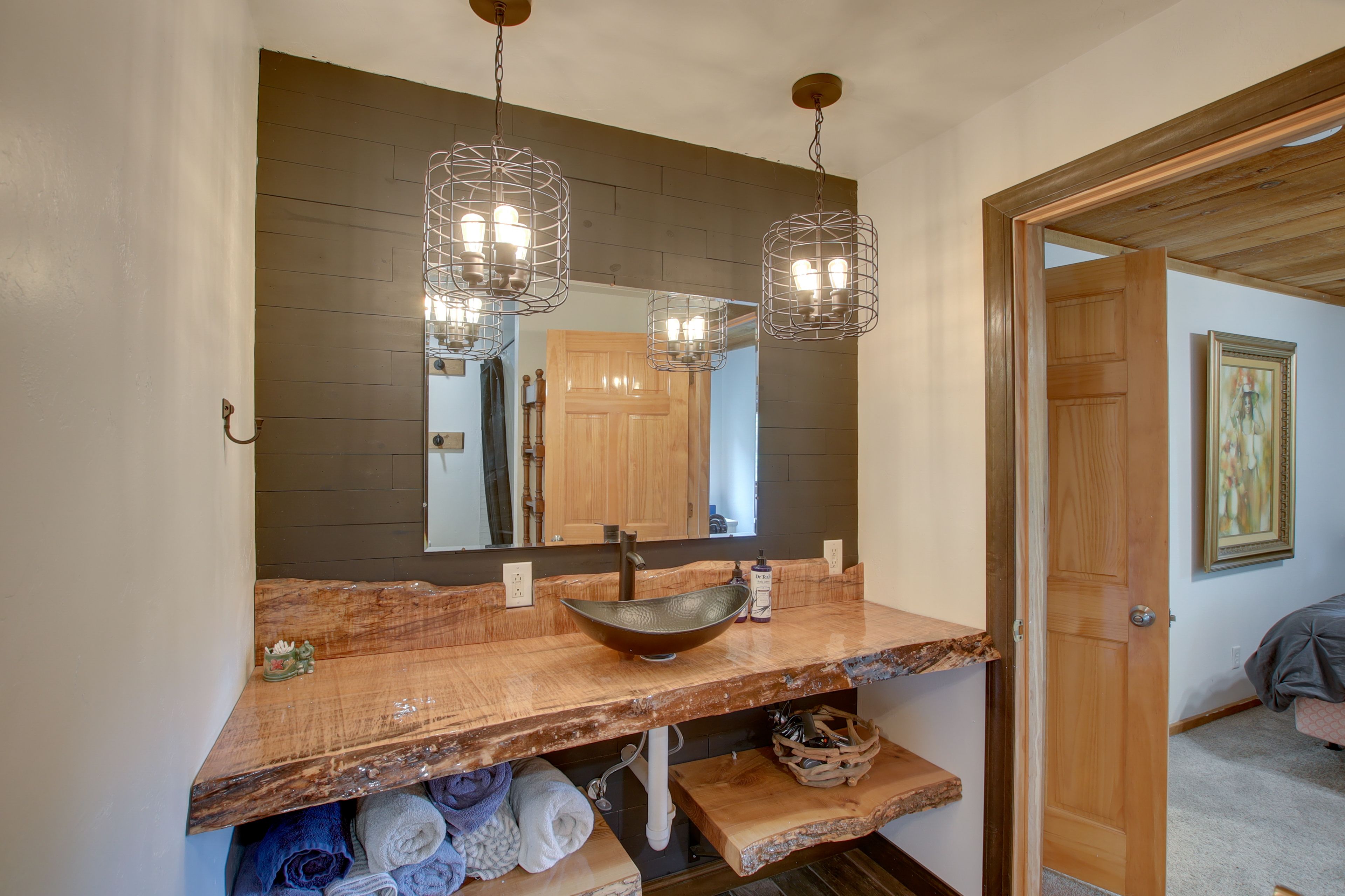 Full Bathroom | 1st Floor | Towels Provided | Complimentary Toiletries