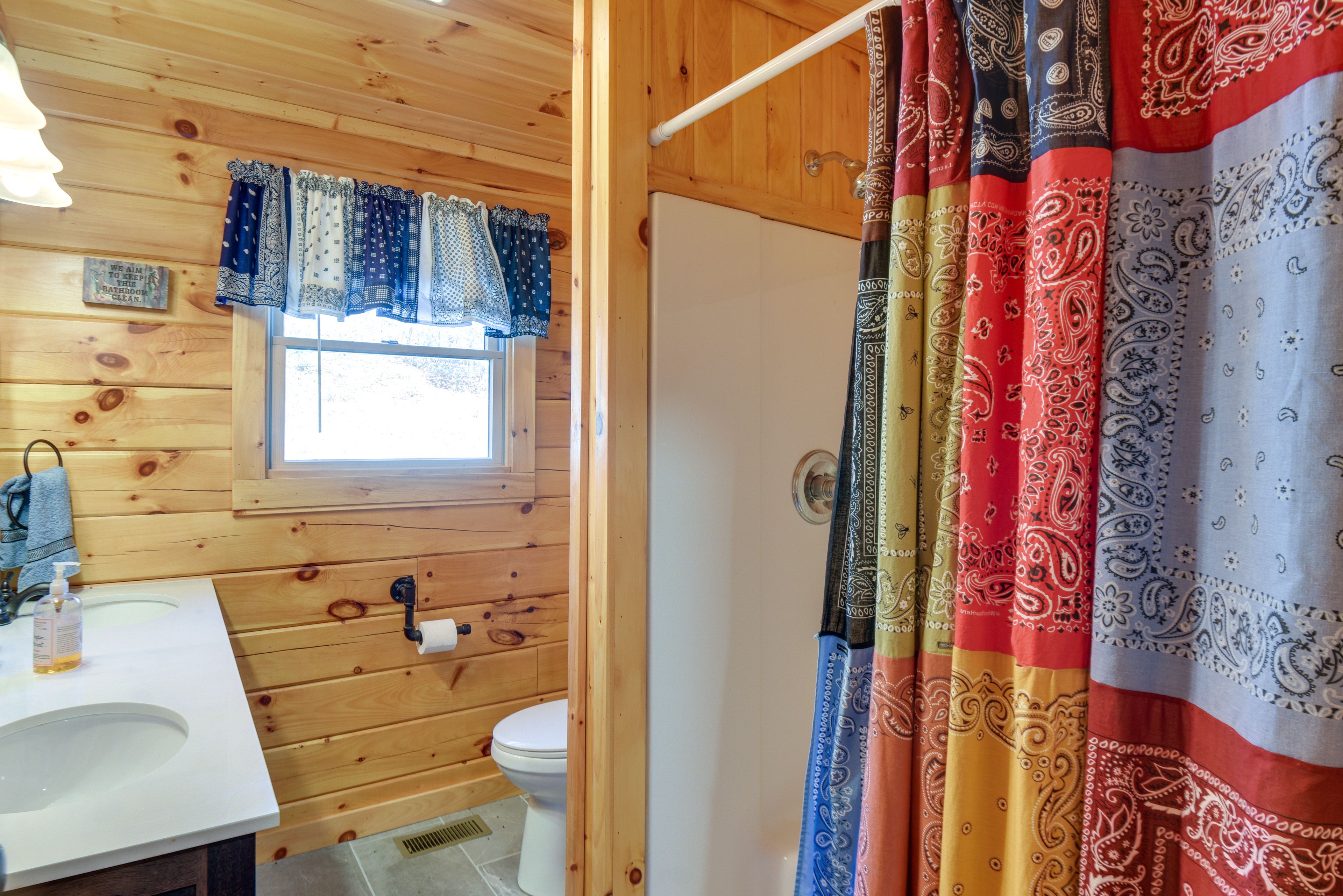 Full Bathroom | Towels Provided | Complimentary Toiletries