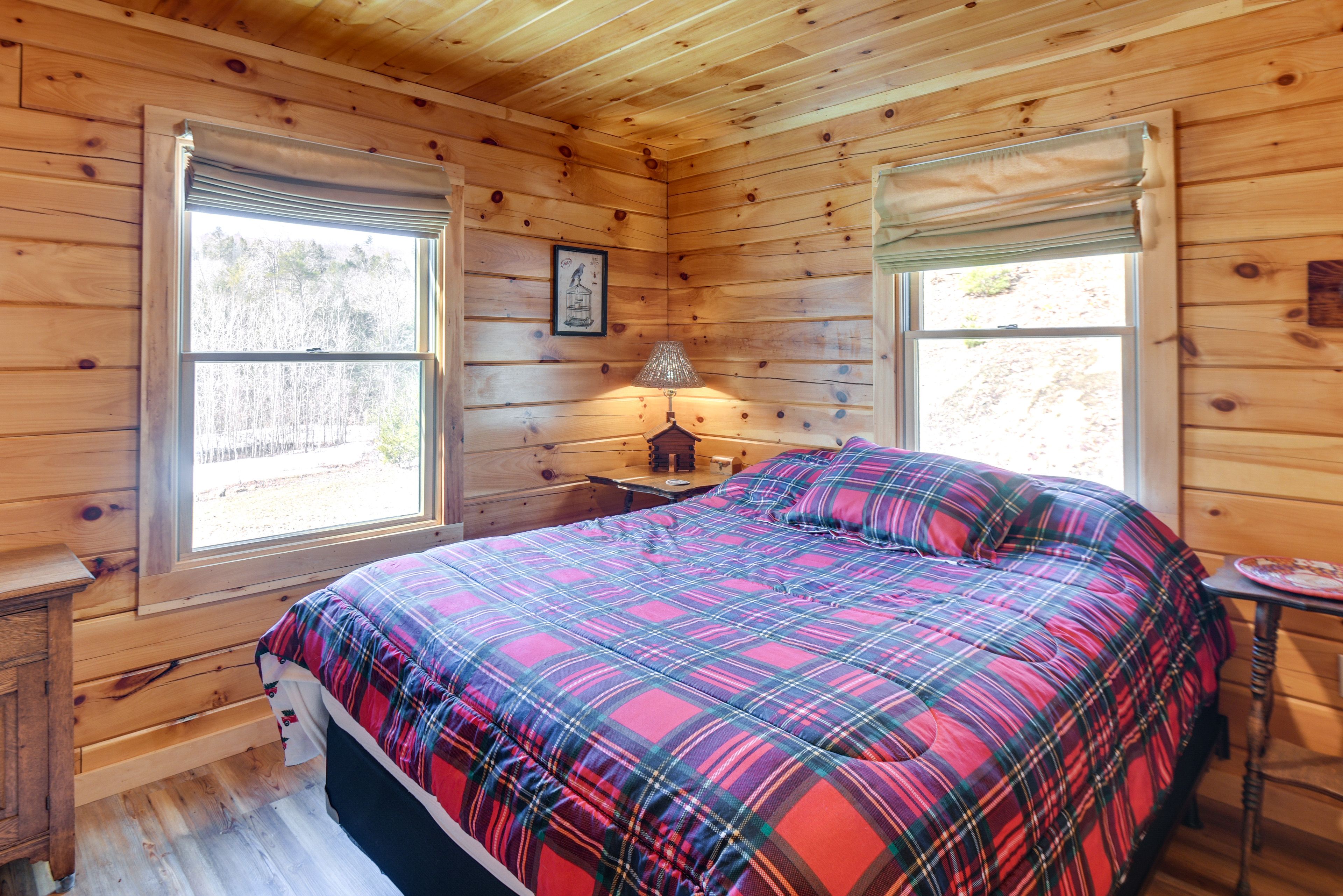 Bedroom 1 | Queen Bed