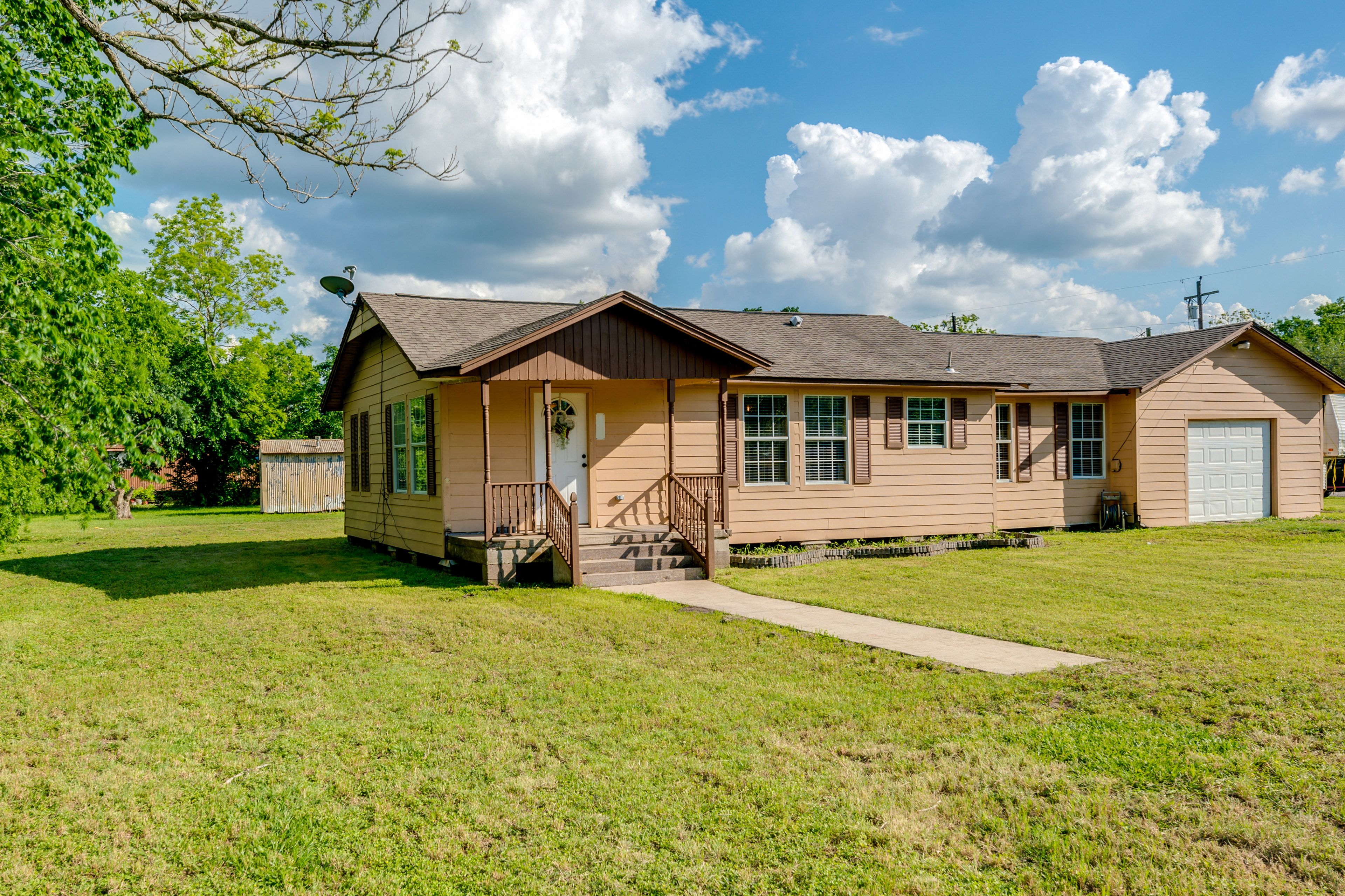 Parking | Driveway (3 Vehicles) | RV/Trailer Parking | Free Street Parking