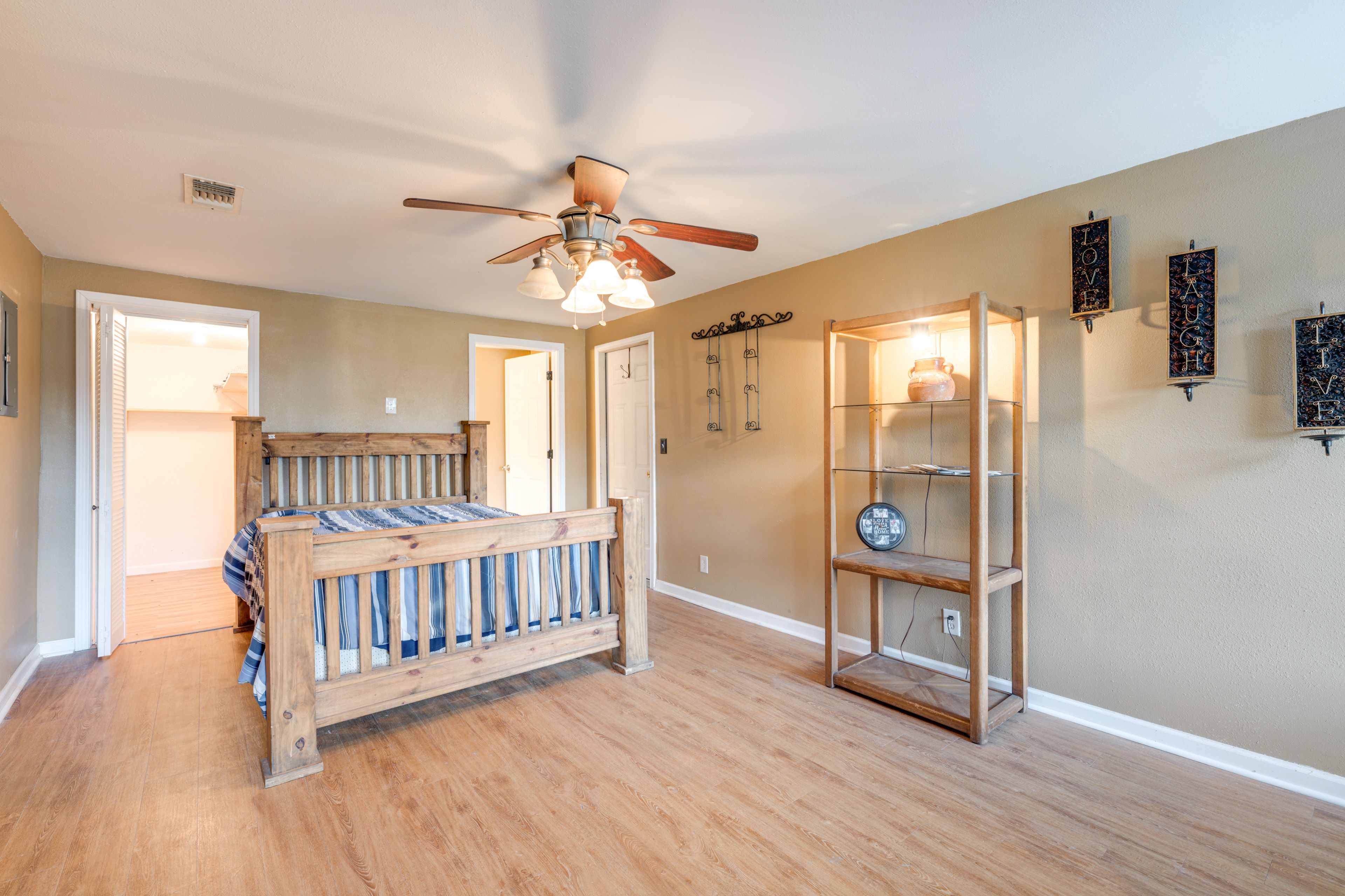 Bedroom 1 | Queen Bed