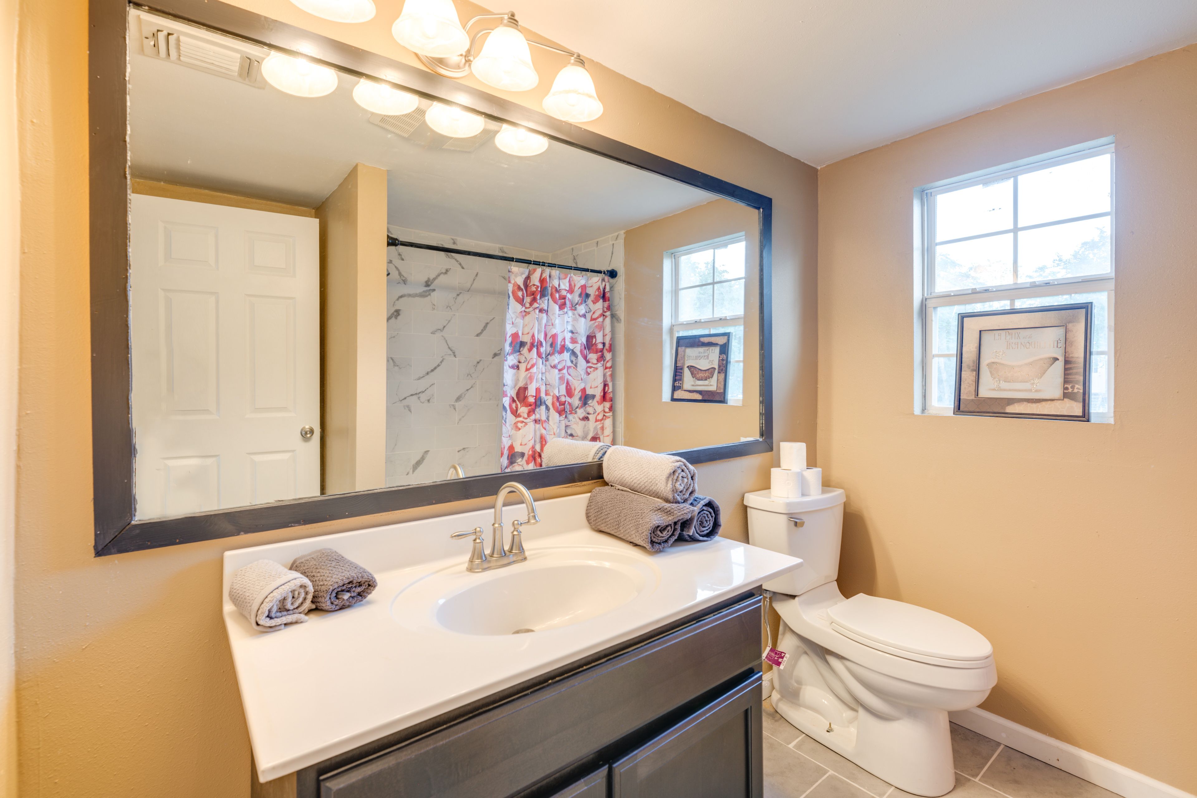 Full Bathroom | Complimentary Toiletries
