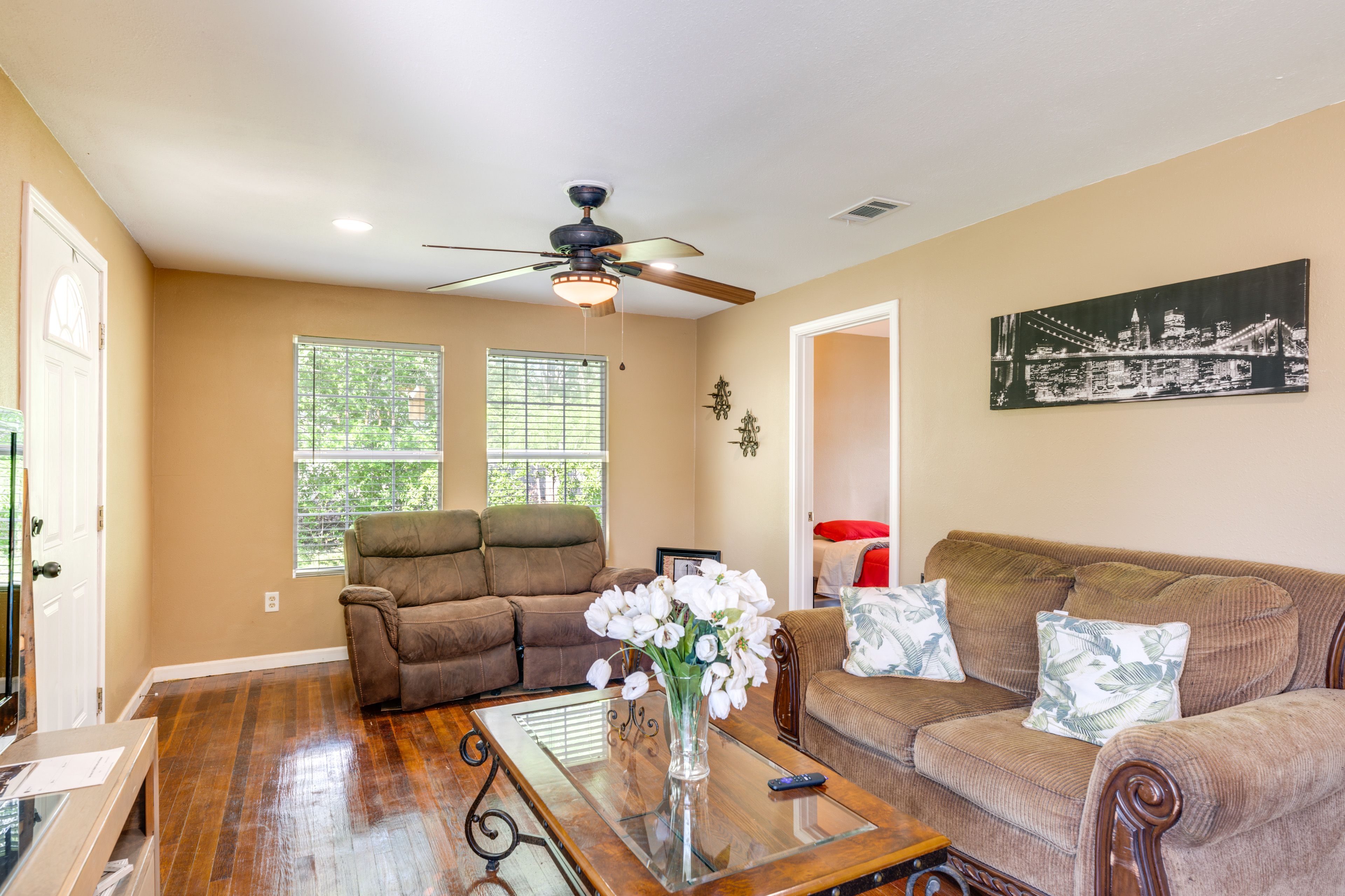 Living Area | Flat-Screen TV | Free WiFi