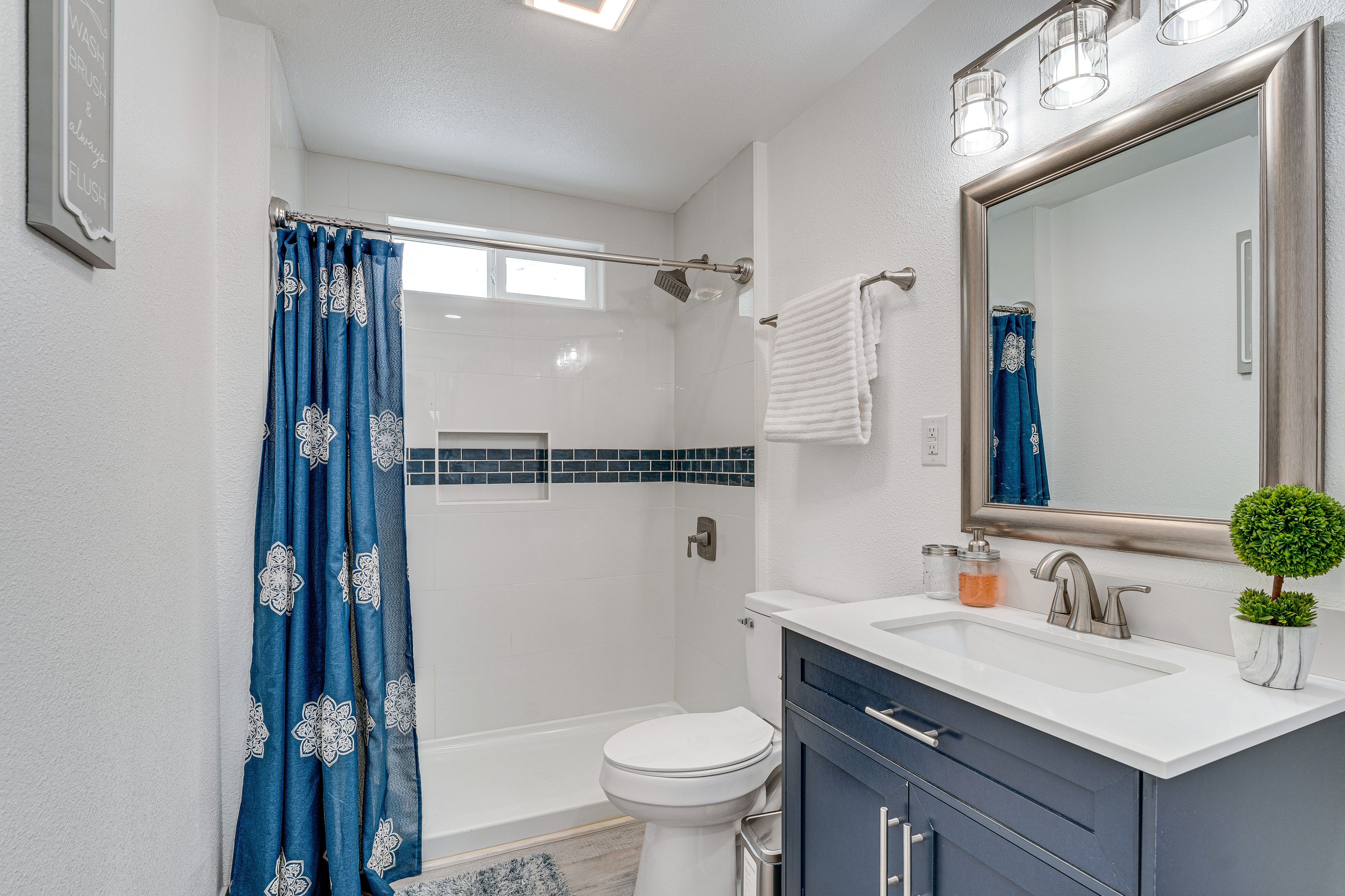Full Bathroom | Towels Provided | Washer & Dryer