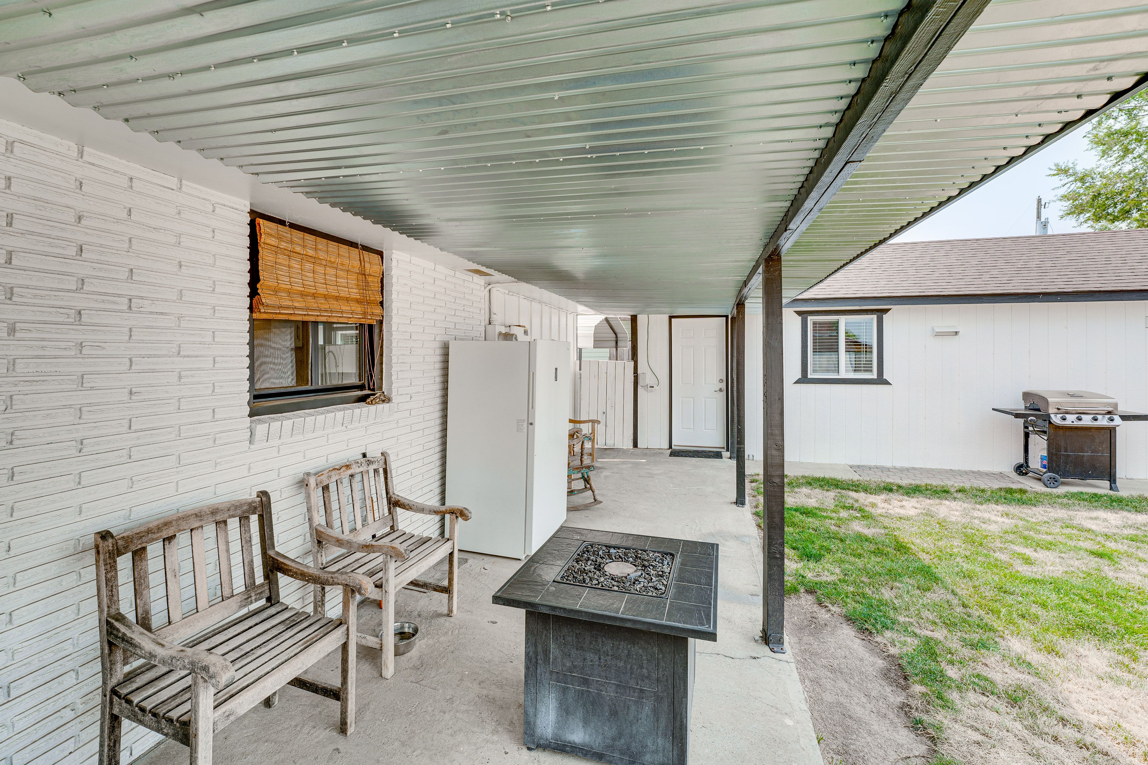 Shared Patio | Fire Pit Table | 1 Mi to Montlake Park
