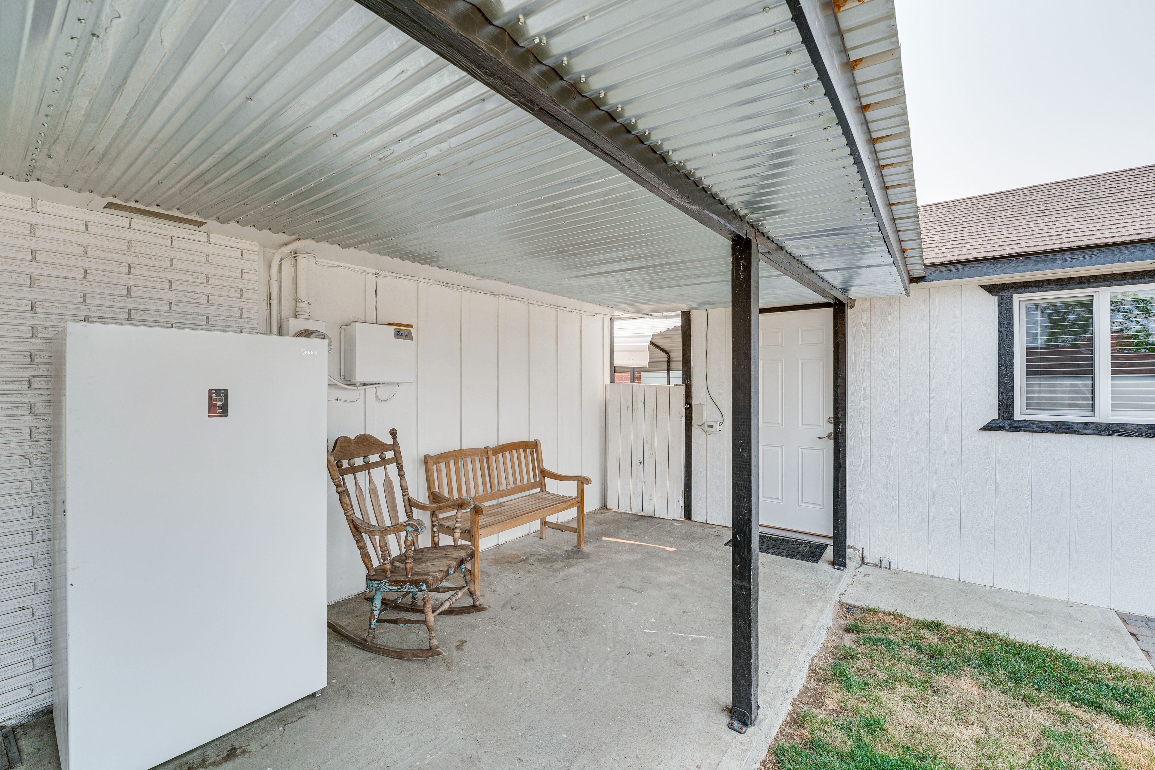 Covered Patio | Outdoor Seating | Fire Pit Table