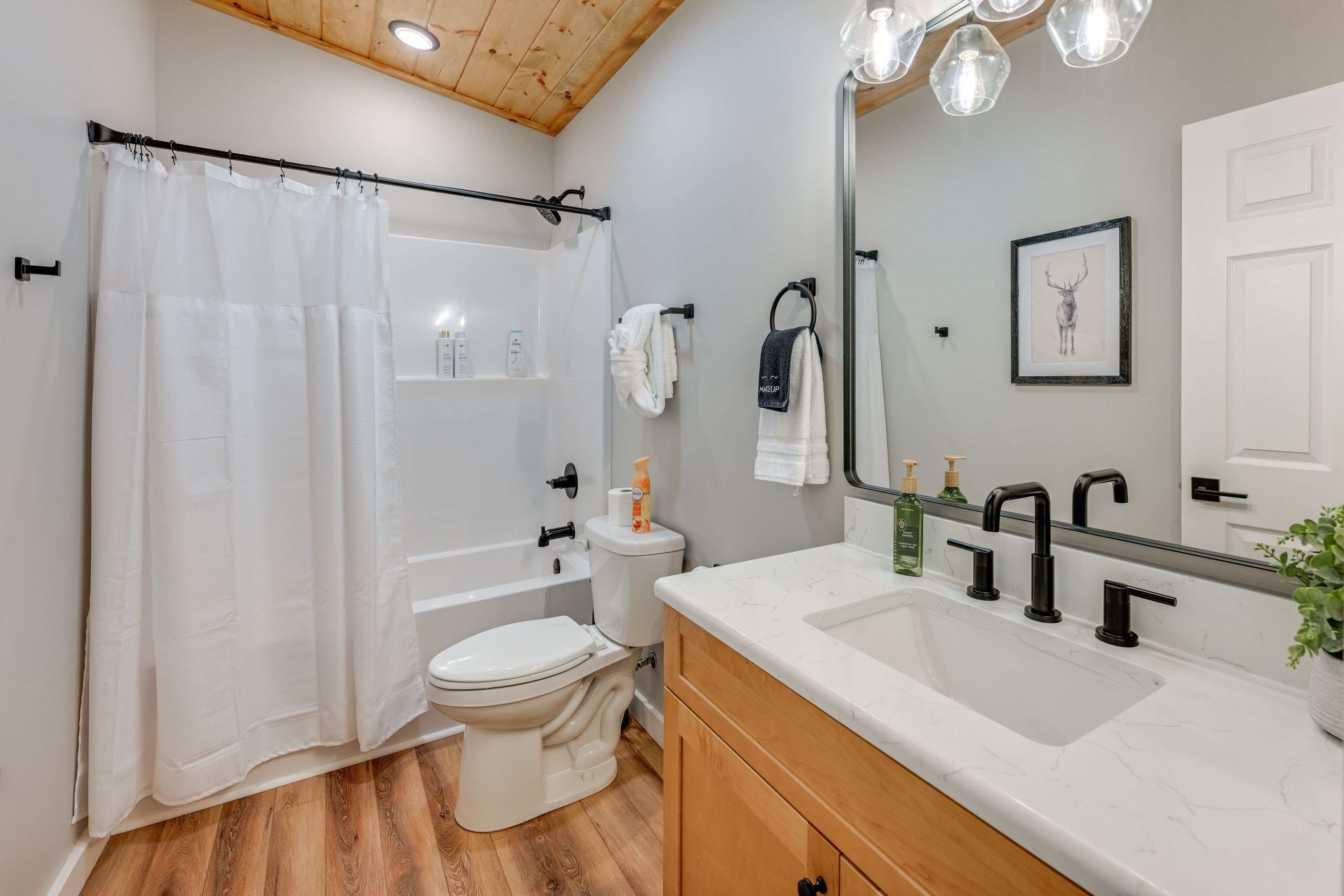 Full Bathroom | 2nd Floor | Towels Provided | Complimentary Toiletries